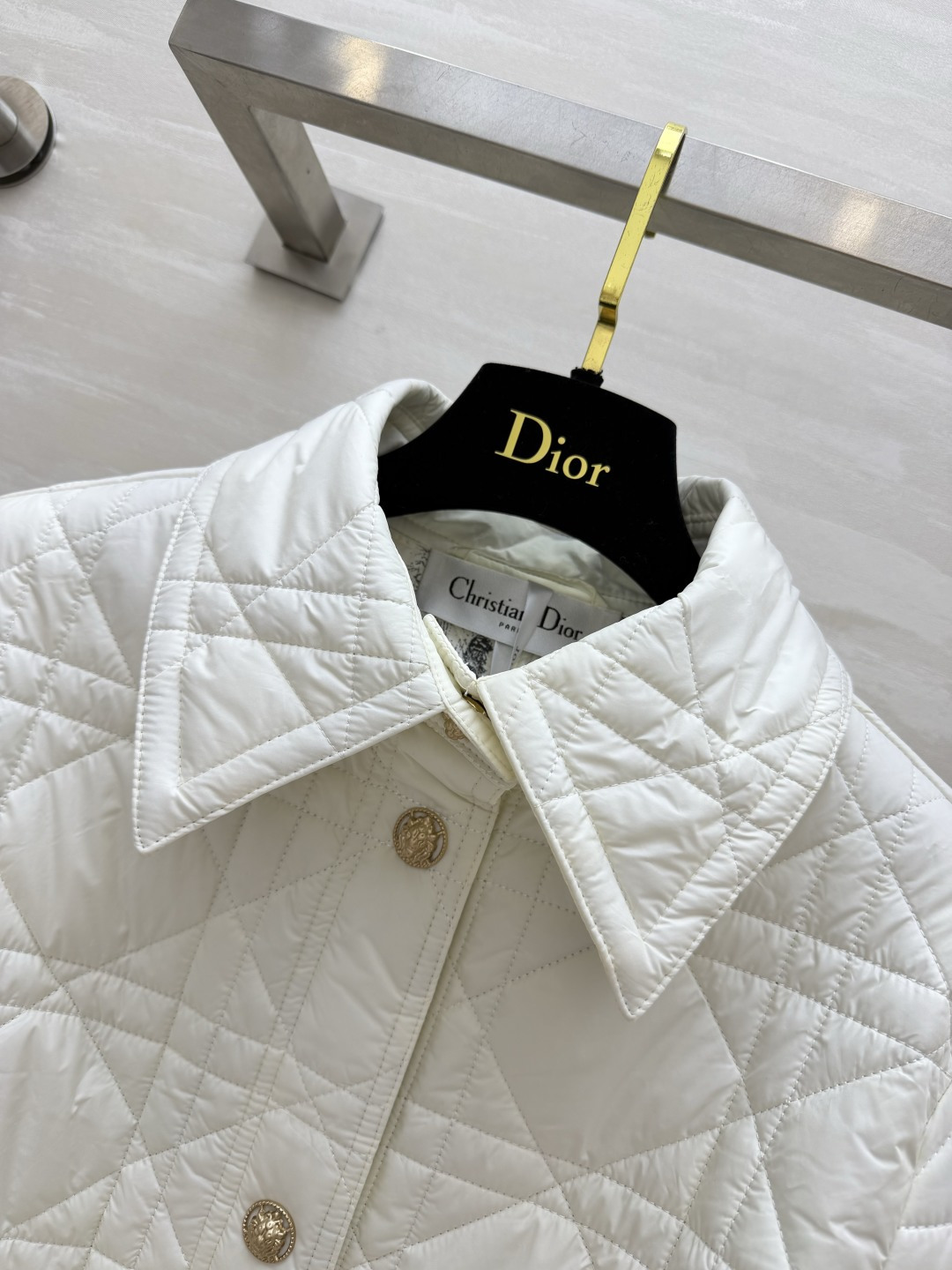 DI000/CD♡²⁶菱格长款棉服 四色齐发✨白｜卡其｜酒红｜黑 经典翻领 菱形衍缝工艺 饱满不臃肿 配套同面料腰带 轻