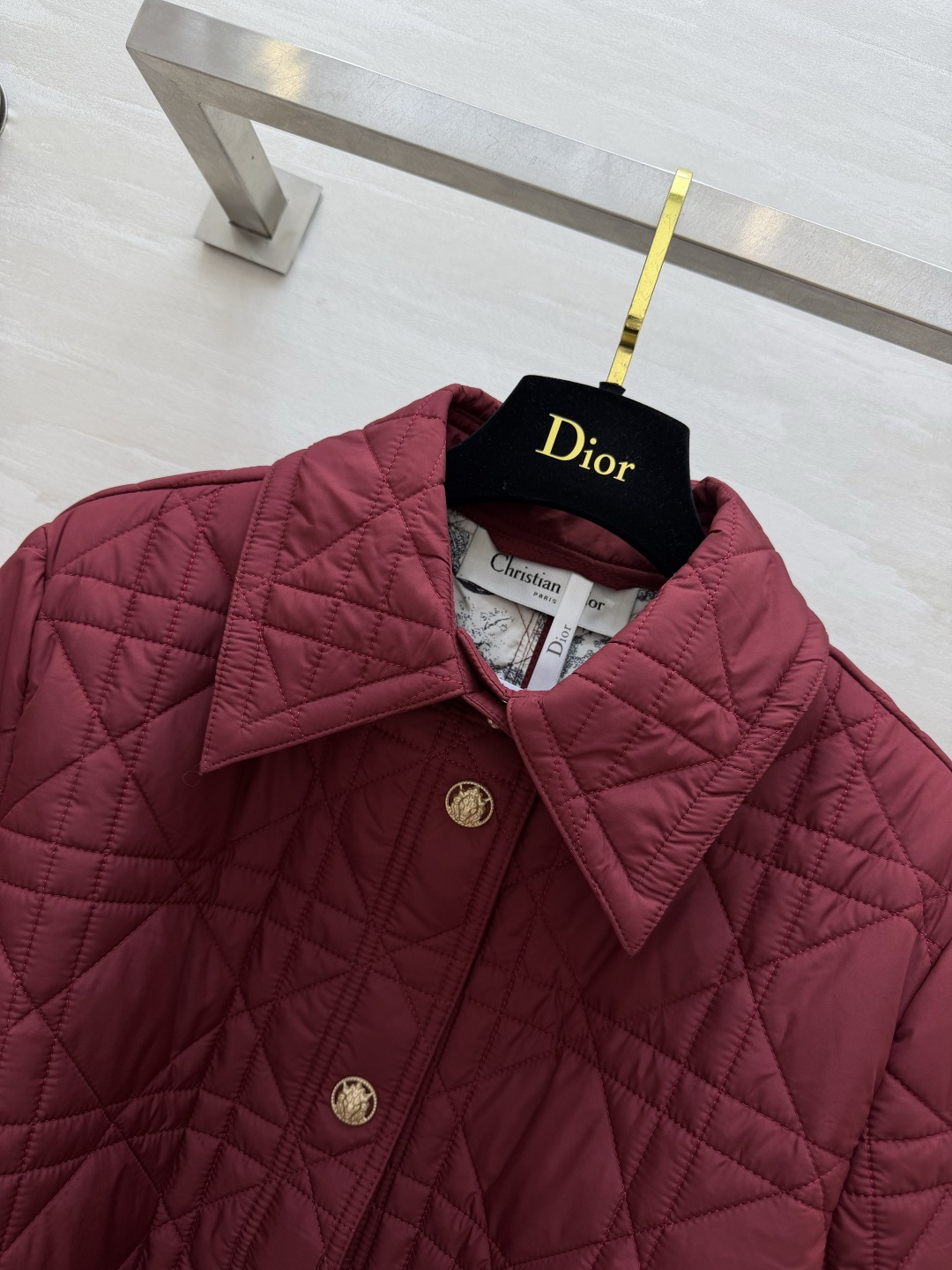 DI000/CD♡²⁶菱格长款棉服 四色齐发✨白|卡其|酒红|黑 经典翻领 菱形衍缝工艺 饱满不臃肿 配套同面料腰带 轻 DI000/CD♡²⁶菱格长款棉服 四色齐发✨白|卡其|酒红|黑 经典翻领 菱形衍缝工艺 饱满不臃肿 配套同面料腰带 轻