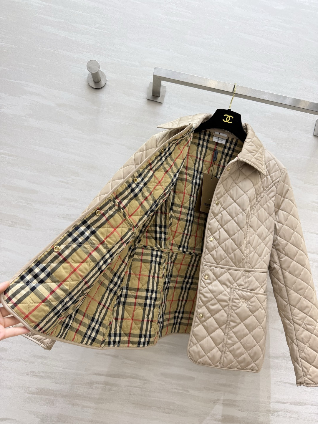 Bur♡²⁶菱格收腰薄棉外套 ▪双色现货 ▫️菱形衍缝填充,轻盈保暖 ▫️翻领设计,金属扣门襟 ▫️收腰版型,优化身材线 Bur♡²⁶菱格收腰薄棉外套 ▪双色现货 ▫️菱形衍缝填充,轻盈保暖 ▫️翻领设计,金属扣门襟 ▫️收腰版型,优化身材线