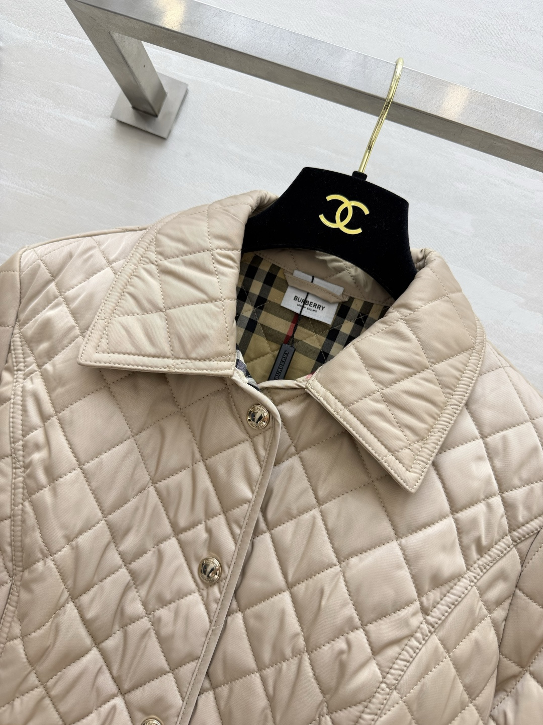 Bur♡²⁶菱格收腰薄棉外套 ▪双色现货 ▫️菱形衍缝填充,轻盈保暖 ▫️翻领设计,金属扣门襟 ▫️收腰版型,优化身材线 Bur♡²⁶菱格收腰薄棉外套 ▪双色现货 ▫️菱形衍缝填充,轻盈保暖 ▫️翻领设计,金属扣门襟 ▫️收腰版型,优化身材线
