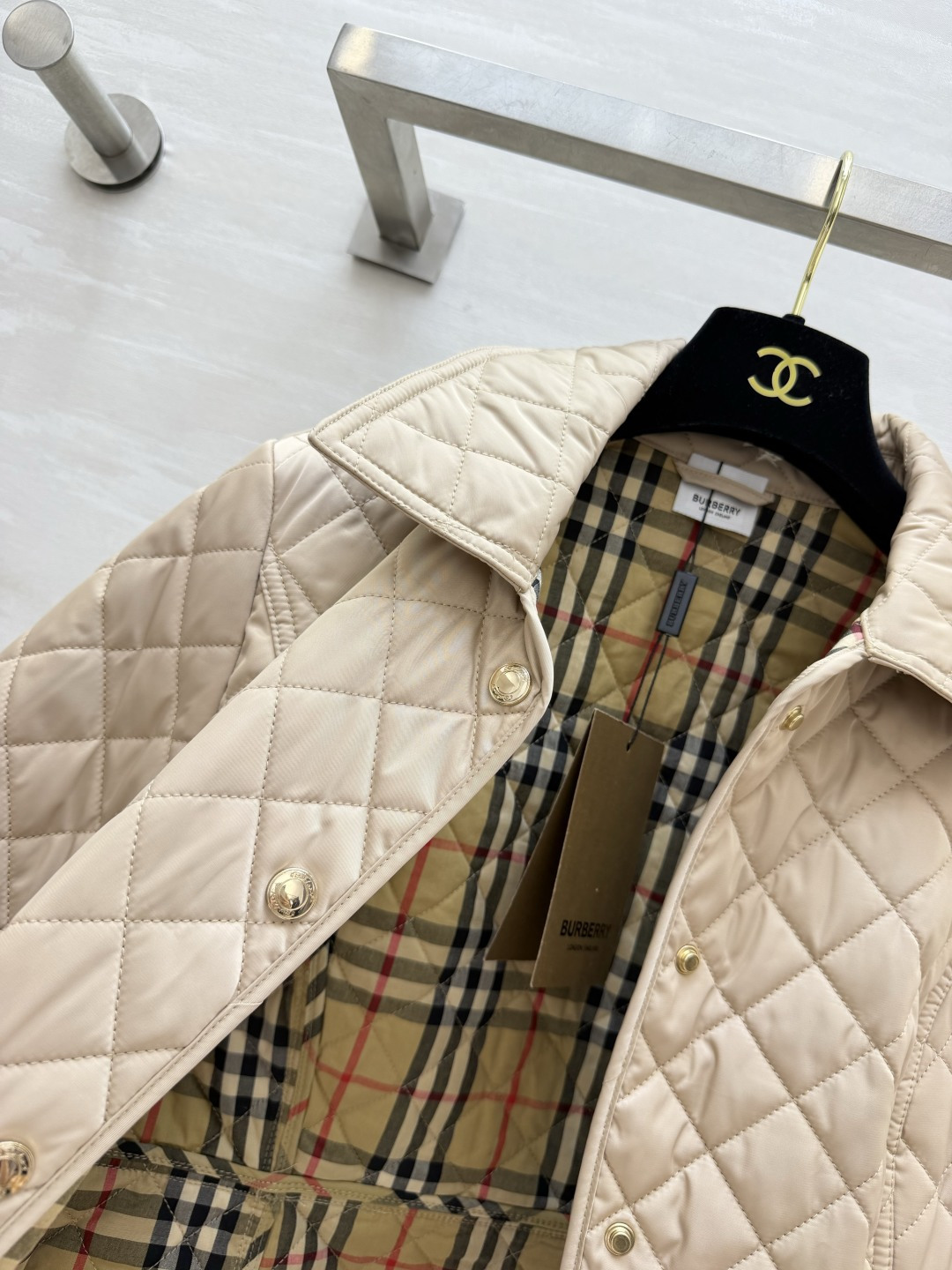 Bur♡²⁶菱格收腰薄棉外套 ▪双色现货 ▫️菱形衍缝填充,轻盈保暖 ▫️翻领设计,金属扣门襟 ▫️收腰版型,优化身材线 Bur♡²⁶菱格收腰薄棉外套 ▪双色现货 ▫️菱形衍缝填充,轻盈保暖 ▫️翻领设计,金属扣门襟 ▫️收腰版型,优化身材线