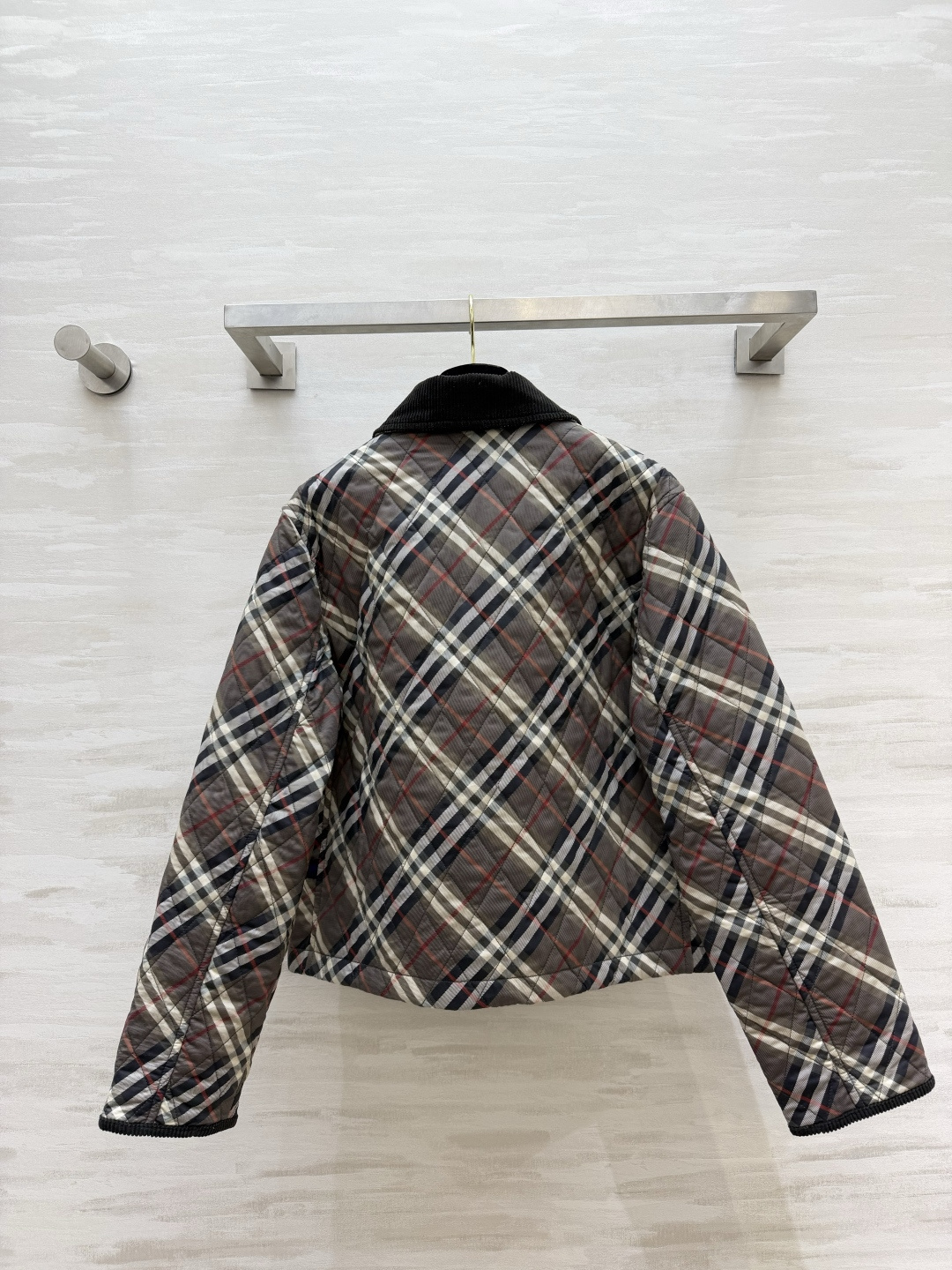 Bur♡²⁶格纹菱格短棉服 ▪双色现货 ▫️经典格纹+菱形衍缝，轻暖不臃肿 ▫️撞色灯芯绒翻领+口袋包边 ▫️金属按扣，