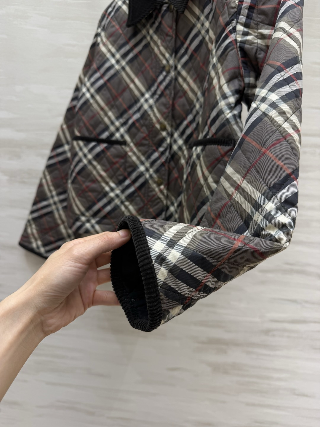 Bur♡²⁶格纹菱格短棉服 ▪双色现货 ▫️经典格纹+菱形衍缝，轻暖不臃肿 ▫️撞色灯芯绒翻领+口袋包边 ▫️金属按扣，
