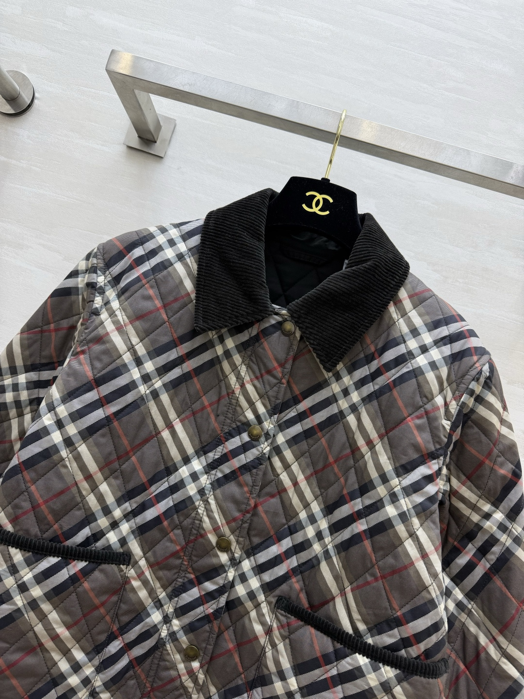 Bur♡²⁶格纹菱格短棉服 ▪双色现货 ▫️经典格纹+菱形衍缝，轻暖不臃肿 ▫️撞色灯芯绒翻领+口袋包边 ▫️金属按扣，
