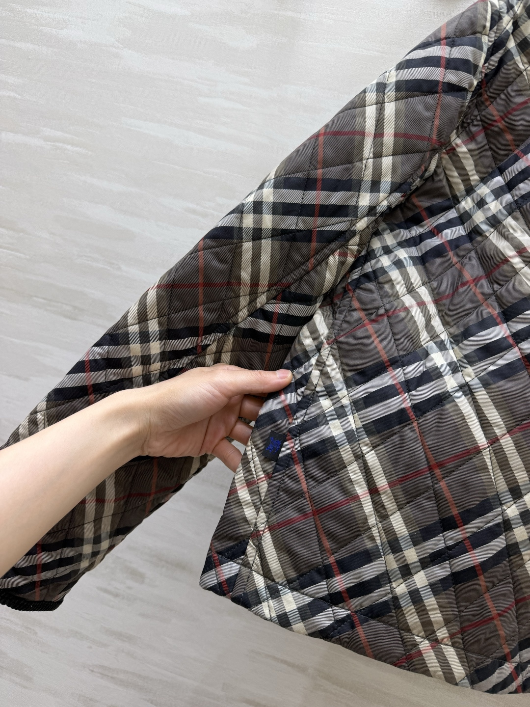 Bur♡²⁶格纹菱格短棉服 ▪双色现货 ▫️经典格纹+菱形衍缝，轻暖不臃肿 ▫️撞色灯芯绒翻领+口袋包边 ▫️金属按扣，