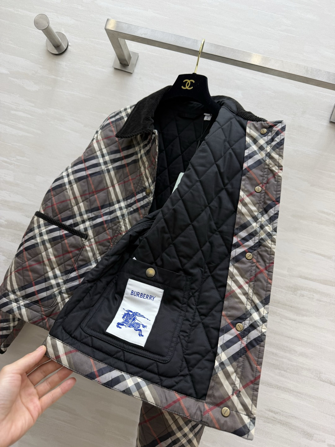 Bur♡²⁶格纹菱格短棉服 ▪双色现货 ▫️经典格纹+菱形衍缝，轻暖不臃肿 ▫️撞色灯芯绒翻领+口袋包边 ▫️金属按扣，