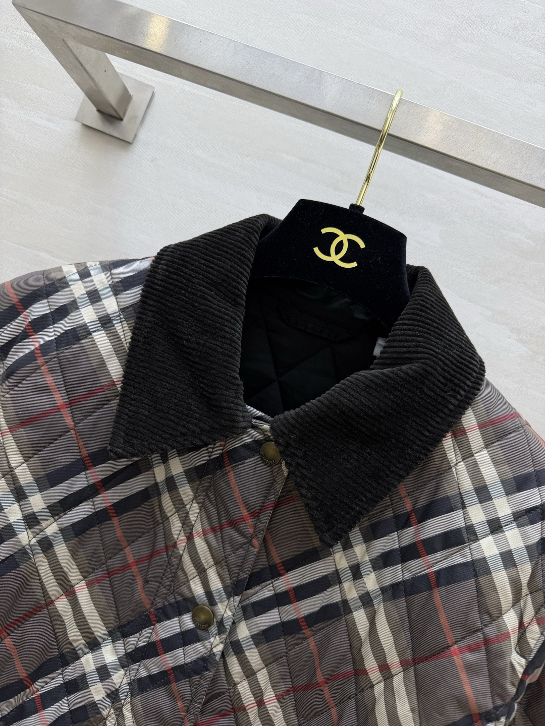 Bur♡²⁶格纹菱格短棉服 ▪双色现货 ▫️经典格纹+菱形衍缝，轻暖不臃肿 ▫️撞色灯芯绒翻领+口袋包边 ▫️金属按扣，