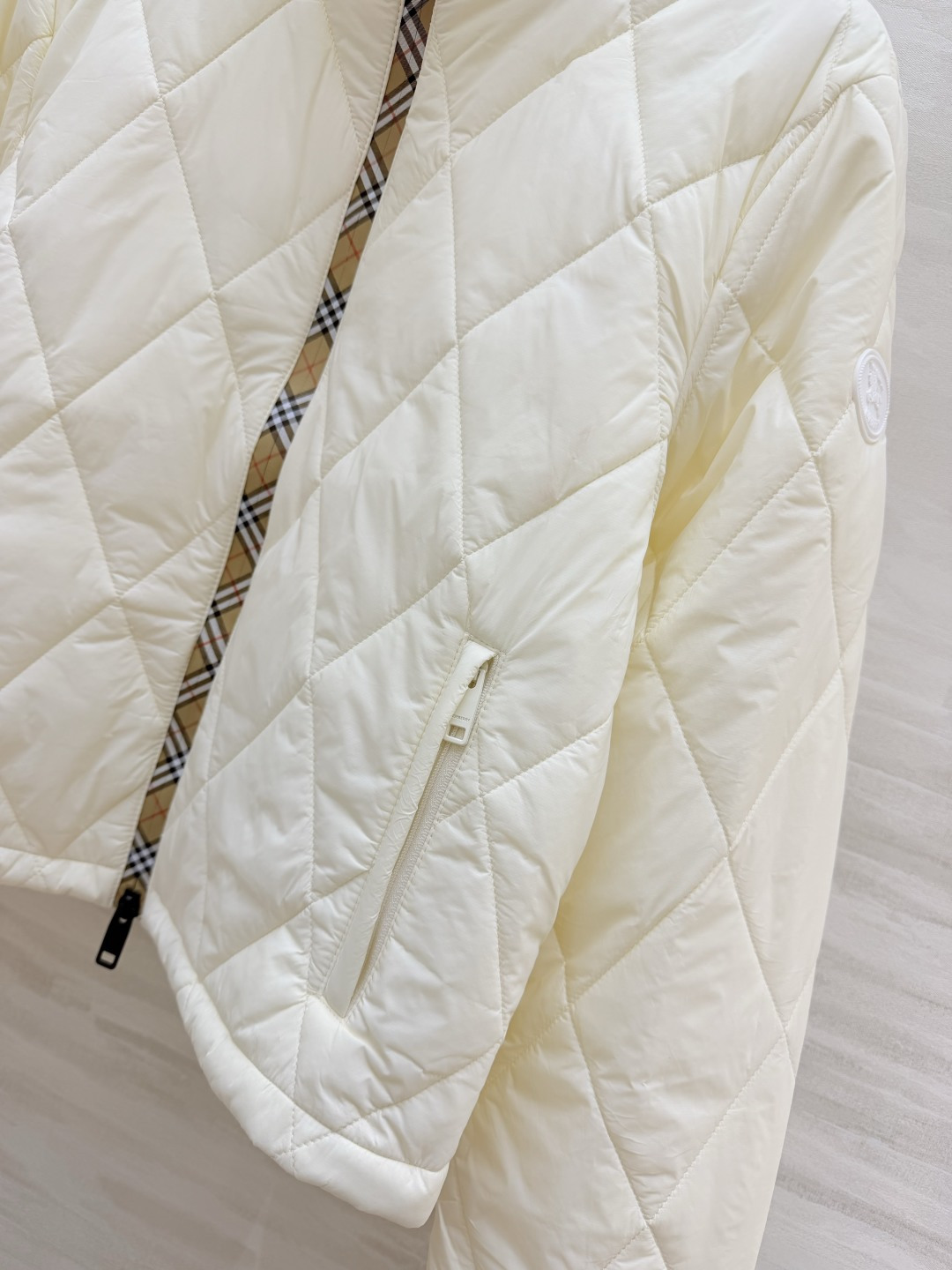 Bur♡²⁶立领菱格短款棉服|三色现货✨奶白|卡其|黑色 利落立领设计 防风简约 菱形衍缝工艺 填充均匀轻盈 拉链处拼接 Bur♡²⁶立领菱格短款棉服|三色现货✨奶白|卡其|黑色 利落立领设计 防风简约 菱形衍缝工艺 填充均匀轻盈 拉链处拼接
