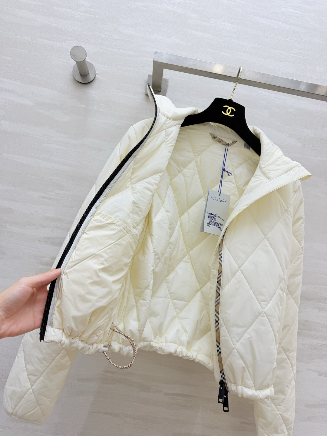 Bur♡²⁶立领菱格短款棉服|三色现货✨奶白|卡其|黑色 利落立领设计 防风简约 菱形衍缝工艺 填充均匀轻盈 拉链处拼接 Bur♡²⁶立领菱格短款棉服|三色现货✨奶白|卡其|黑色 利落立领设计 防风简约 菱形衍缝工艺 填充均匀轻盈 拉链处拼接