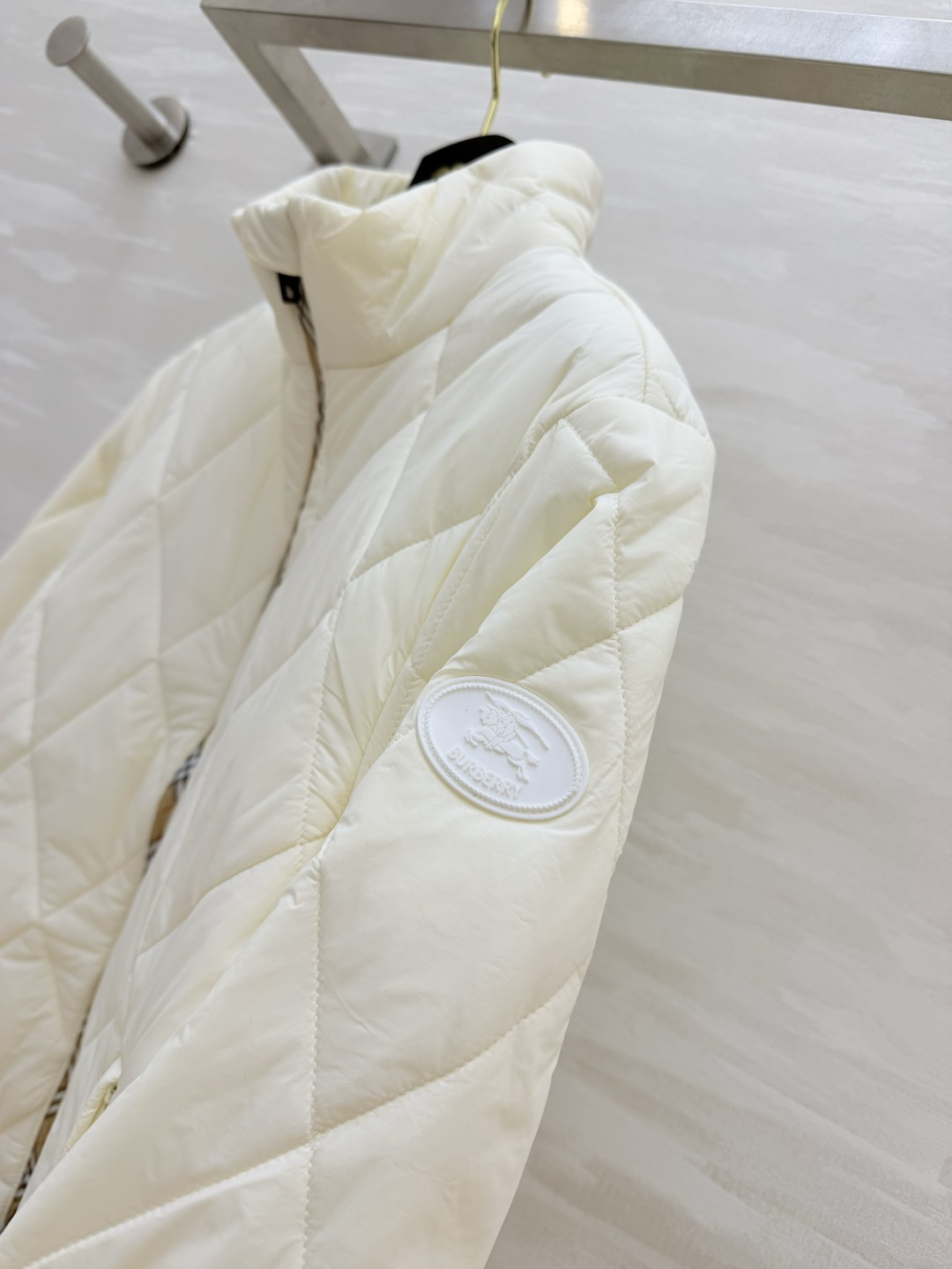 Bur♡²⁶立领菱格短款棉服|三色现货✨奶白|卡其|黑色 利落立领设计 防风简约 菱形衍缝工艺 填充均匀轻盈 拉链处拼接 Bur♡²⁶立领菱格短款棉服|三色现货✨奶白|卡其|黑色 利落立领设计 防风简约 菱形衍缝工艺 填充均匀轻盈 拉链处拼接