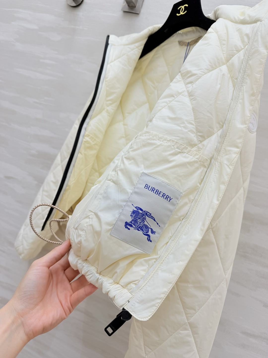 Bur♡²⁶立领菱格短款棉服|三色现货✨奶白|卡其|黑色 利落立领设计 防风简约 菱形衍缝工艺 填充均匀轻盈 拉链处拼接 Bur♡²⁶立领菱格短款棉服|三色现货✨奶白|卡其|黑色 利落立领设计 防风简约 菱形衍缝工艺 填充均匀轻盈 拉链处拼接