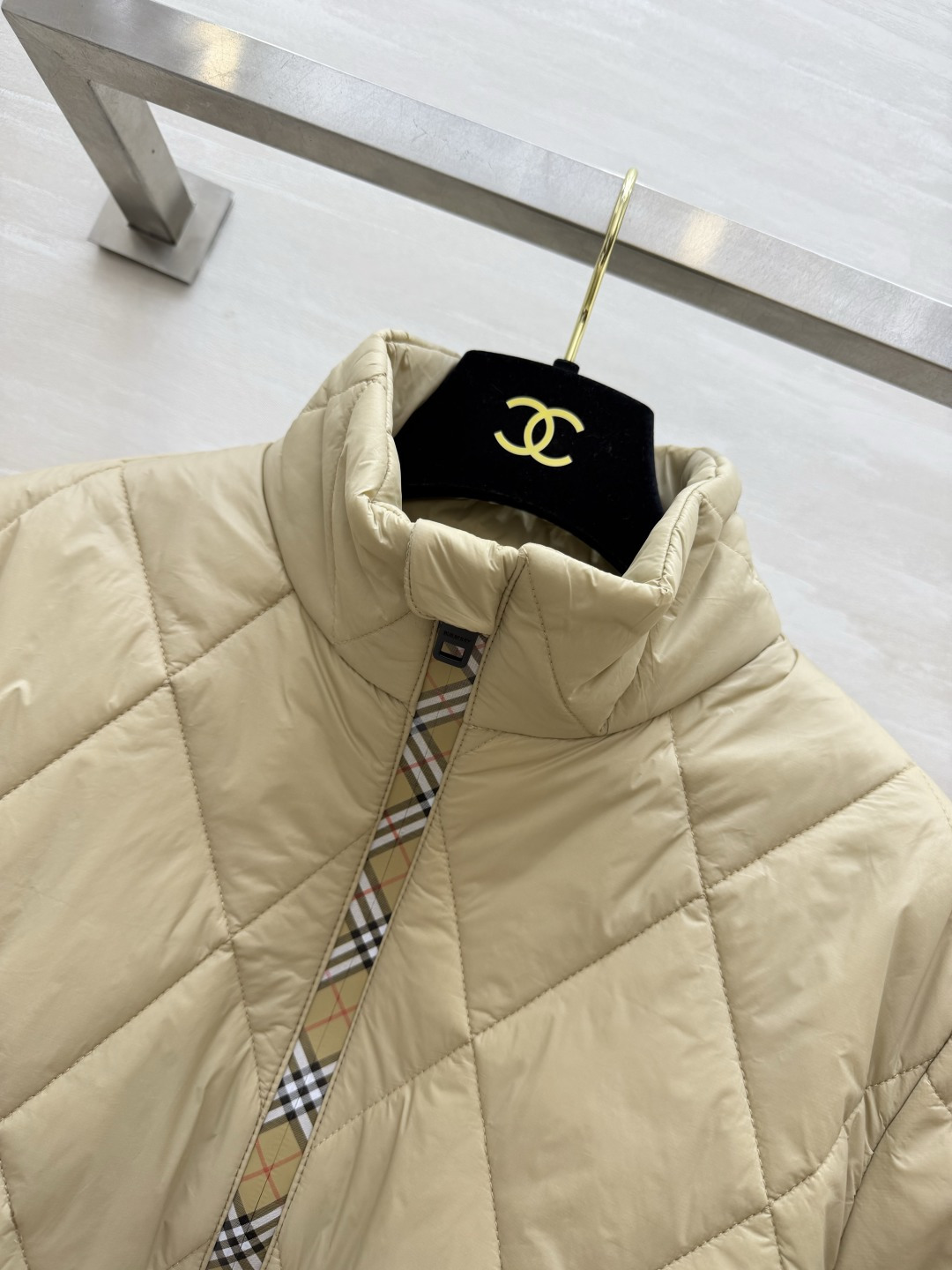 Bur♡²⁶立领菱格短款棉服|三色现货✨奶白|卡其|黑色 利落立领设计 防风简约 菱形衍缝工艺 填充均匀轻盈 拉链处拼接 Bur♡²⁶立领菱格短款棉服|三色现货✨奶白|卡其|黑色 利落立领设计 防风简约 菱形衍缝工艺 填充均匀轻盈 拉链处拼接
