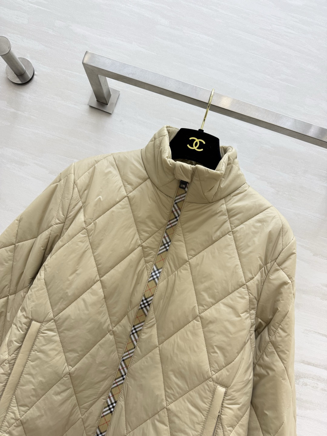 Bur♡²⁶立领菱格短款棉服|三色现货✨奶白|卡其|黑色 利落立领设计 防风简约 菱形衍缝工艺 填充均匀轻盈 拉链处拼接 Bur♡²⁶立领菱格短款棉服|三色现货✨奶白|卡其|黑色 利落立领设计 防风简约 菱形衍缝工艺 填充均匀轻盈 拉链处拼接