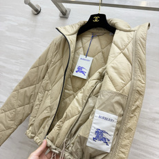 Bur♡²⁶立领菱格短款棉服|三色现货✨奶白|卡其|黑色 利落立领设计 防风简约 菱形衍缝工艺 填充均匀轻盈 拉链处拼接 Bur♡²⁶立领菱格短款棉服|三色现货✨奶白|卡其|黑色 利落立领设计 防风简约 菱形衍缝工艺 填充均匀轻盈 拉链处拼接