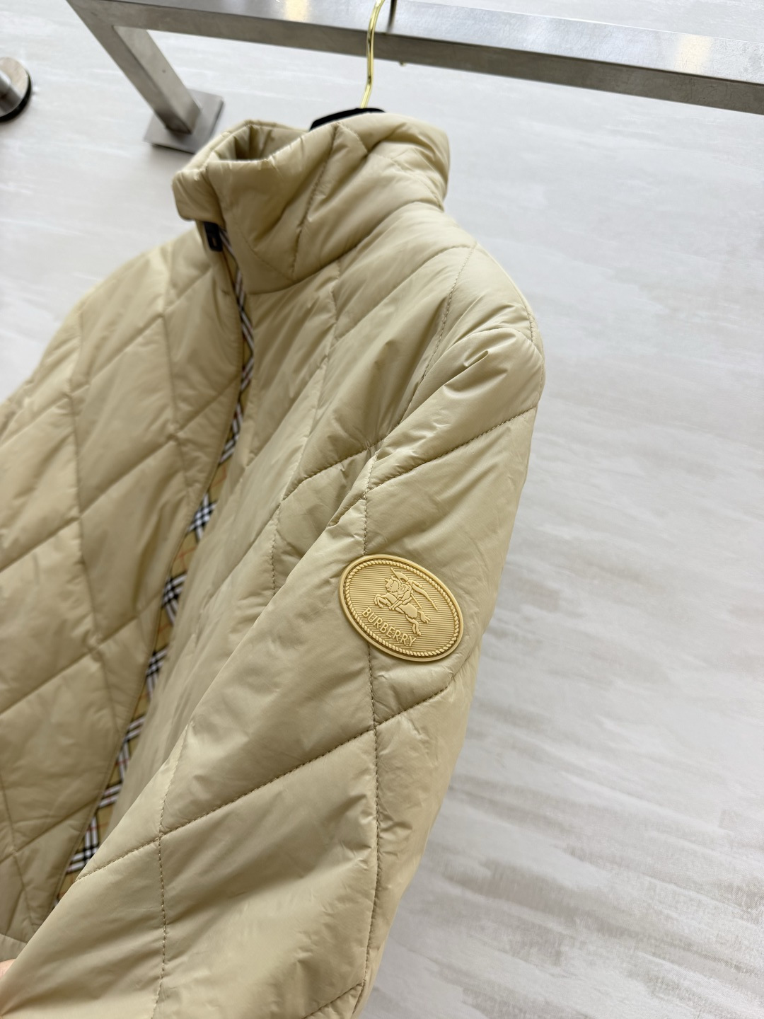 Bur♡²⁶立领菱格短款棉服|三色现货✨奶白|卡其|黑色 利落立领设计 防风简约 菱形衍缝工艺 填充均匀轻盈 拉链处拼接 Bur♡²⁶立领菱格短款棉服|三色现货✨奶白|卡其|黑色 利落立领设计 防风简约 菱形衍缝工艺 填充均匀轻盈 拉链处拼接