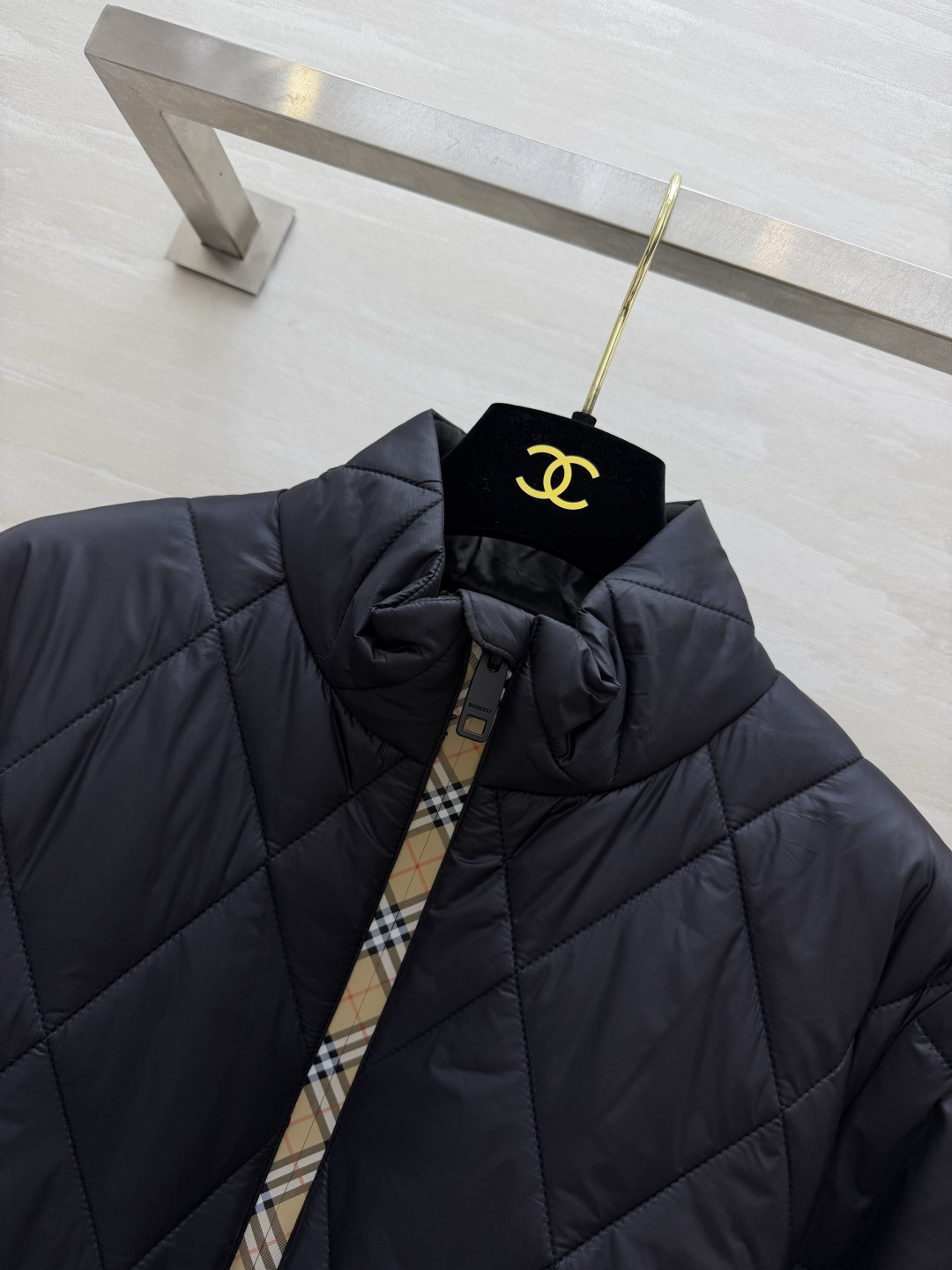Bur♡²⁶立领菱格短款棉服｜三色现货✨奶白｜卡其｜黑色 利落立领设计 防风简约 菱形衍缝工艺 填充均匀轻盈 拉链处拼接