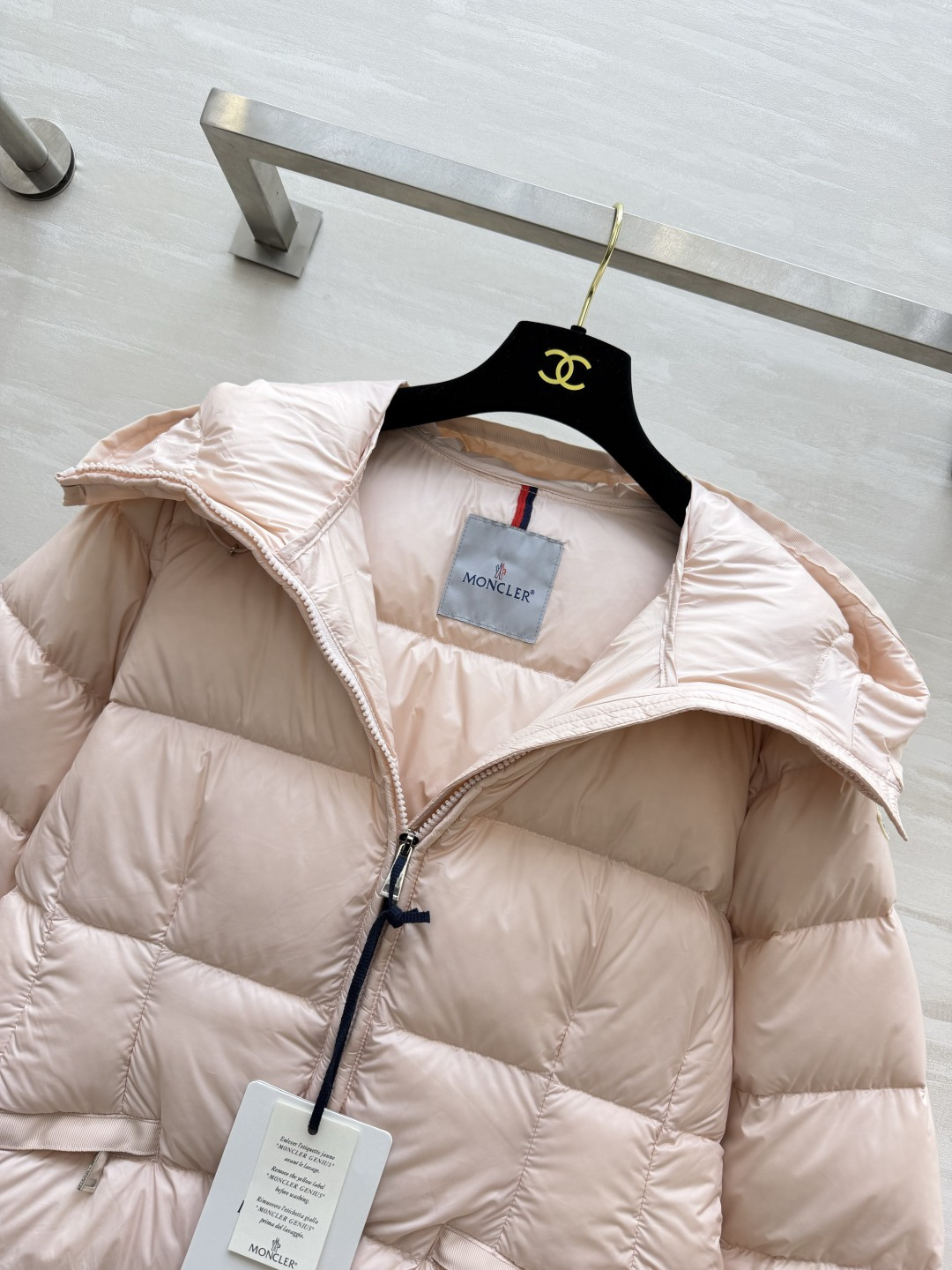 Monc/MC♡²⁶连帽羽绒服|三色现货✨奶白|浅粉|经典黑 横条充绒工艺 蓬松饱满 保暖在线不压身 可调节抽绳连帽 防 Monc/MC♡²⁶连帽羽绒服|三色现货✨奶白|浅粉|经典黑 横条充绒工艺 蓬松饱满 保暖在线不压身 可调节抽绳连帽 防