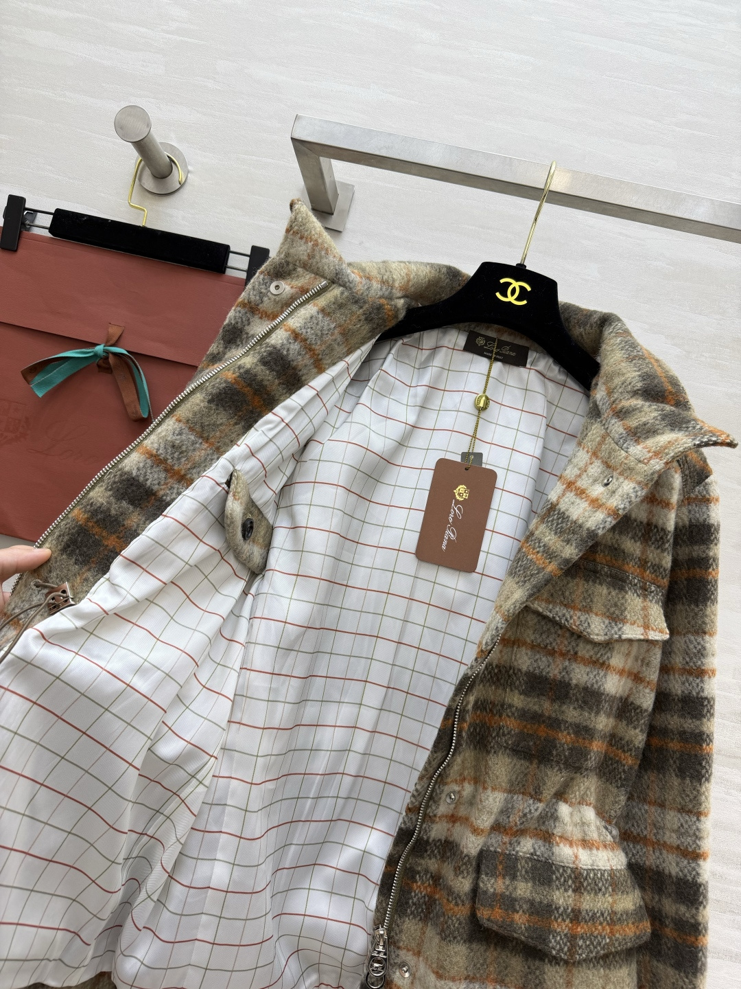 LP♡²⁶复古格纹羊毛猎装外套✨经典大地色系格纹 羊毛面料软糯有肌理感 立领翻领两穿设计 腰部抽绳可自由调节松紧 轻松打 LP♡²⁶复古格纹羊毛猎装外套✨经典大地色系格纹 羊毛面料软糯有肌理感 立领翻领两穿设计 腰部抽绳可自由调节松紧 轻松打