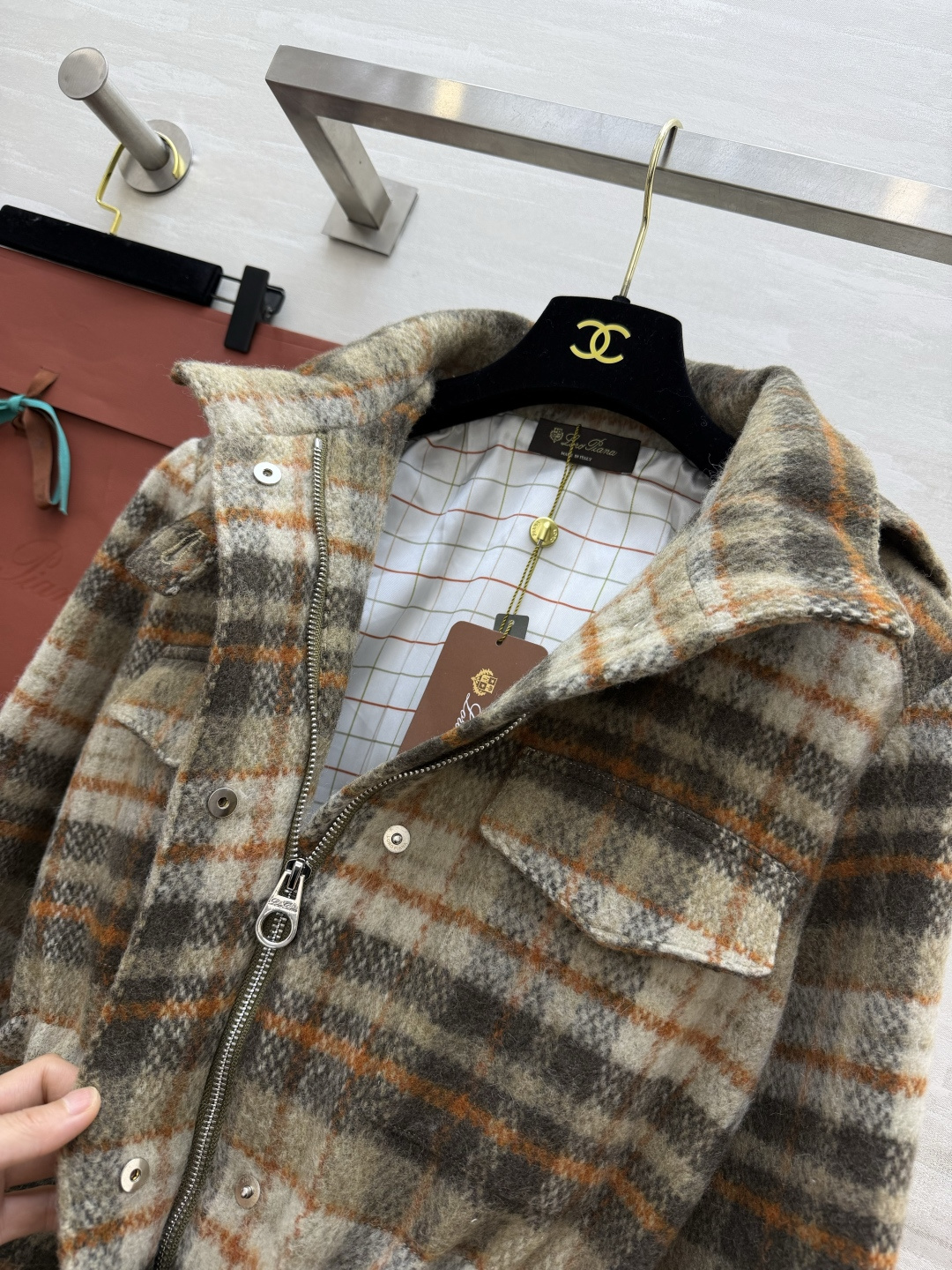 LP♡²⁶复古格纹羊毛猎装外套✨经典大地色系格纹 羊毛面料软糯有肌理感 立领翻领两穿设计 腰部抽绳可自由调节松紧 轻松打 LP♡²⁶复古格纹羊毛猎装外套✨经典大地色系格纹 羊毛面料软糯有肌理感 立领翻领两穿设计 腰部抽绳可自由调节松紧 轻松打