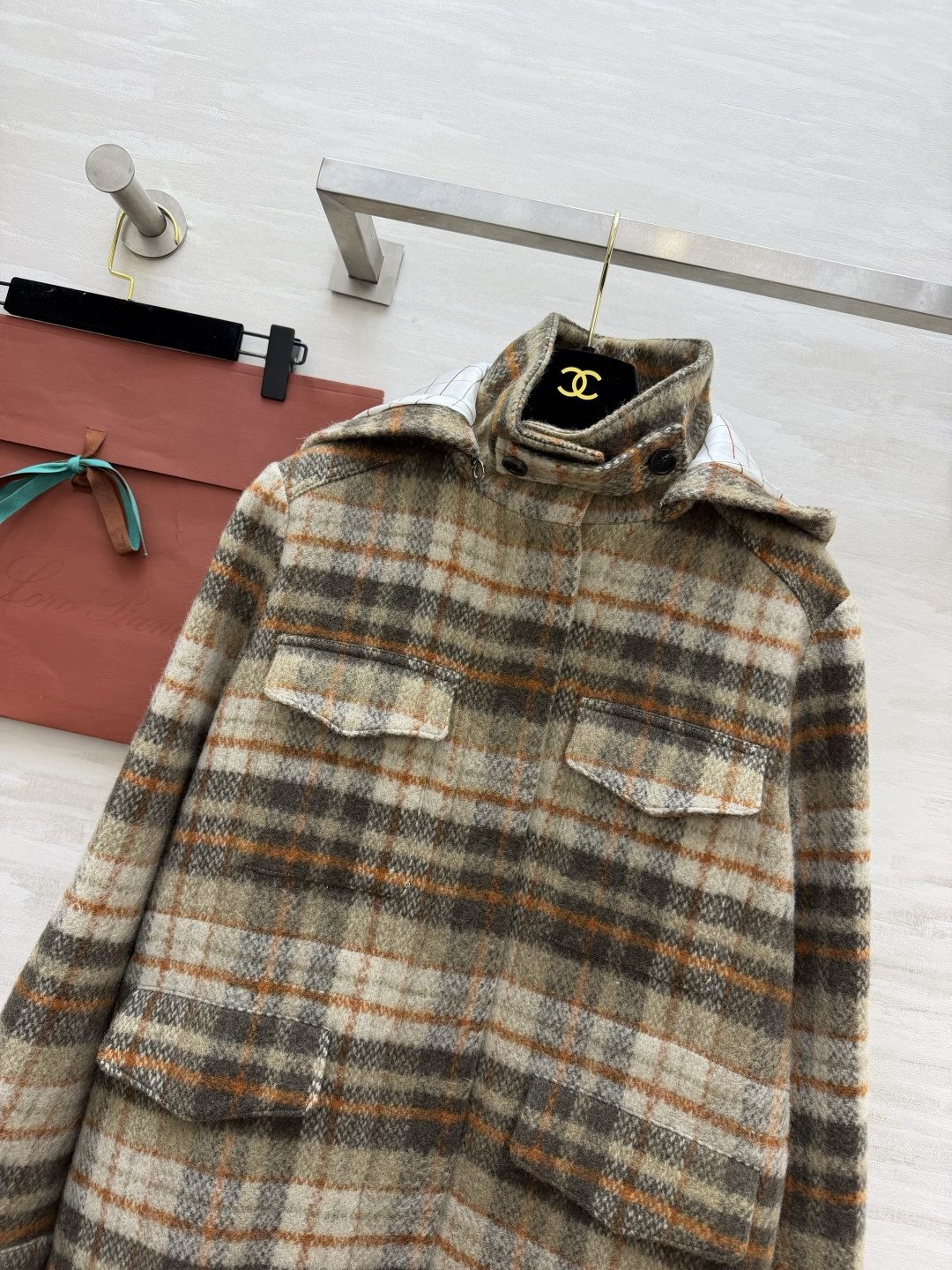 LP♡²⁶复古格纹羊毛猎装外套✨经典大地色系格纹 羊毛面料软糯有肌理感 立领翻领两穿设计 腰部抽绳可自由调节松紧 轻松打 LP♡²⁶复古格纹羊毛猎装外套✨经典大地色系格纹 羊毛面料软糯有肌理感 立领翻领两穿设计 腰部抽绳可自由调节松紧 轻松打