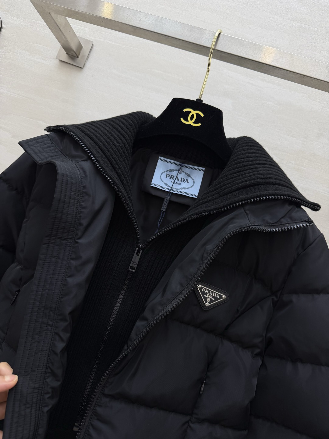 Pra/PD♡²⁶立领羽绒服|黑白两色现货✨利落版型 不压身高 轻松优化身材比例 针织拼接高领 罗纹袖口 防风锁温 细节 Pra/PD♡²⁶立领羽绒服|黑白两色现货✨利落版型 不压身高 轻松优化身材比例 针织拼接高领 罗纹袖口 防风锁温 细节