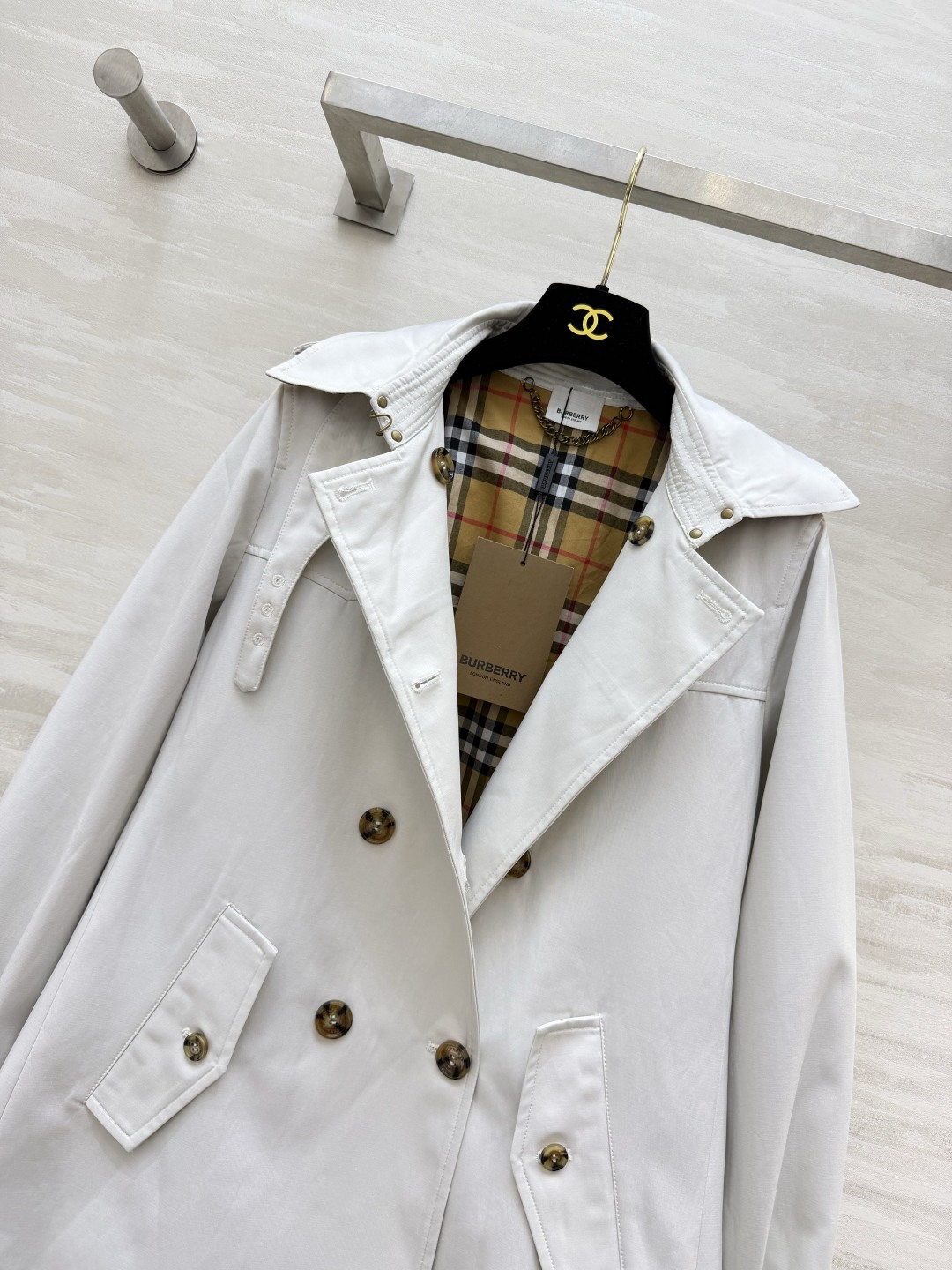 Bur♡²⁶🤍经典A字白色风衣 英伦双排扣｜肩章+袖口绑带设计 A字廓形 藏肉显瘦 遮胯一绝 挺括面料 版型立体不塌 通
