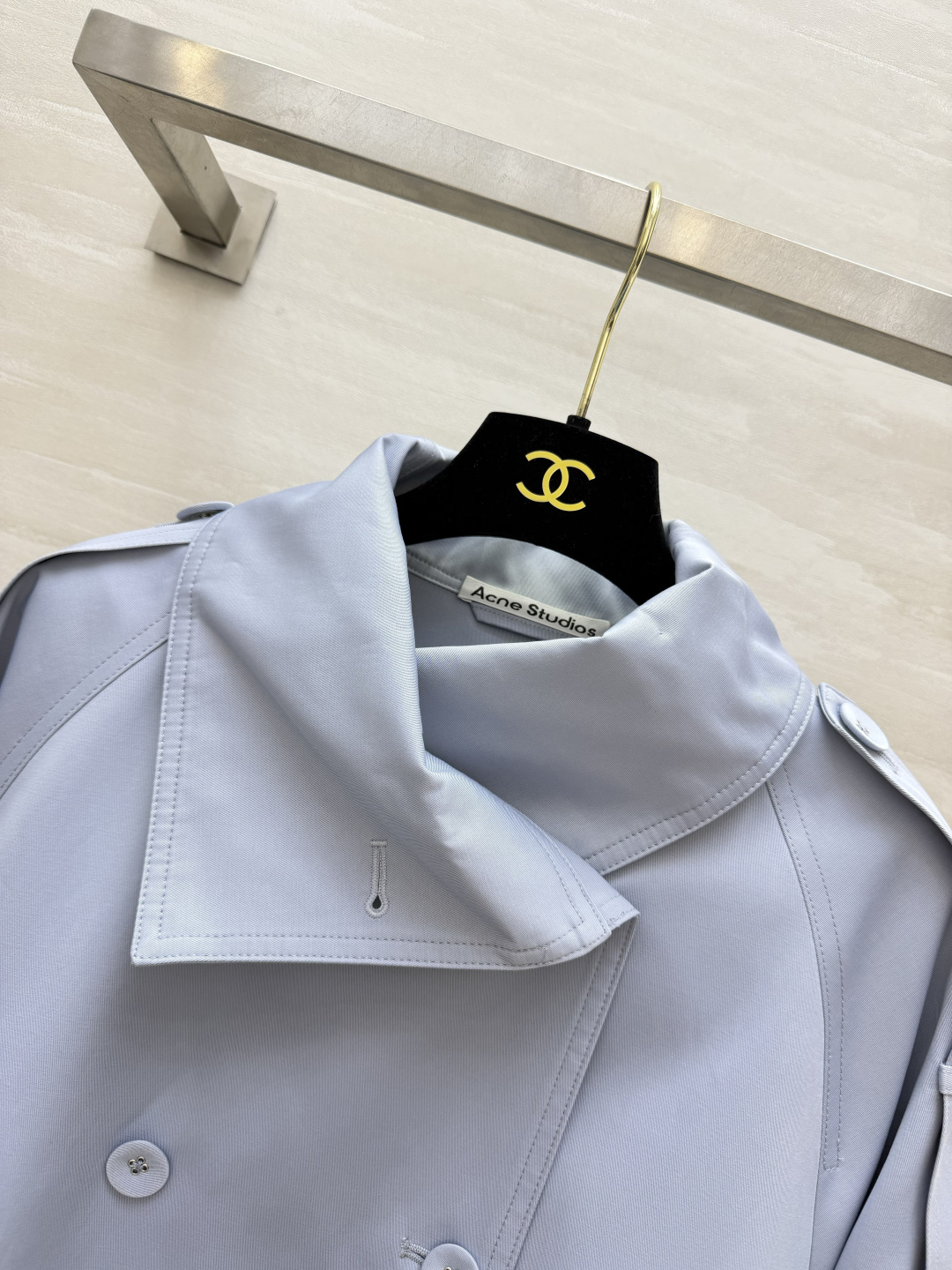 Acn♡²⁶💙雾蓝风衣 不对称翻领｜双排扣肩章设计 袖口可调节扣袢 下摆收口 立体剪裁 轻松拉高比例 清爽显白 面料挺括