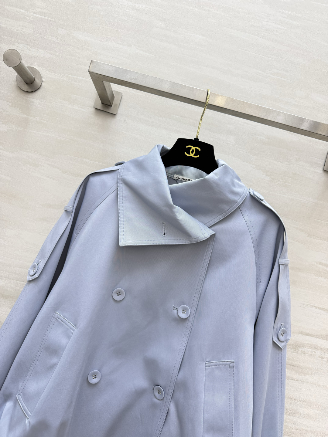 Acn♡²⁶💙雾蓝风衣 不对称翻领｜双排扣肩章设计 袖口可调节扣袢 下摆收口 立体剪裁 轻松拉高比例 清爽显白 面料挺括