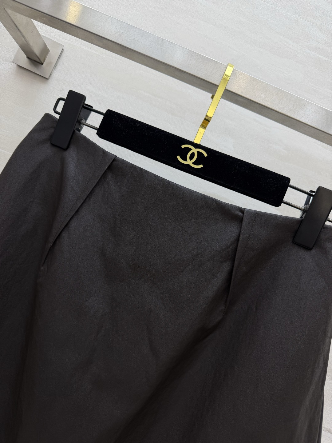 Ysl♡²⁵环保蛋白皮大摆伞裙✨哑光质感｜高腰A字大裙摆 藏肉一绝 三色现货：黑色｜深咖｜深灰 中长版型 走路自带氛围感
