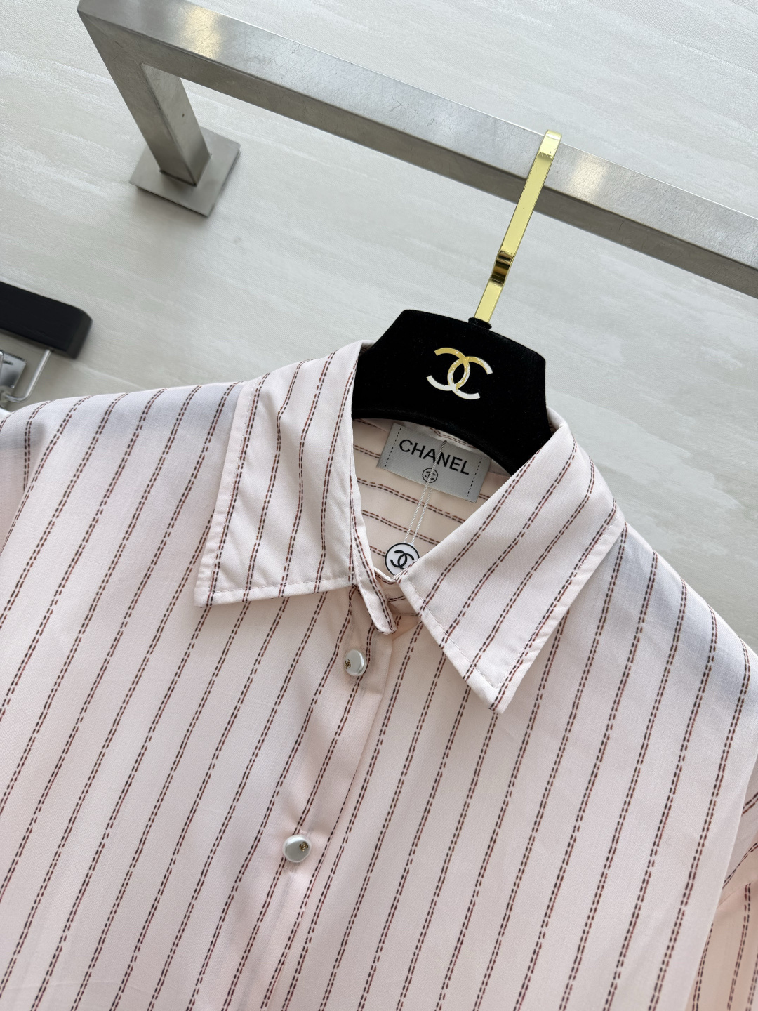 CC♡²⁶香香家💗粉调条纹衬衣 正面简约克制 后背藏着浪漫系带 温柔恰到好处 自带柔光滤镜 size：S/M/L（S码肩