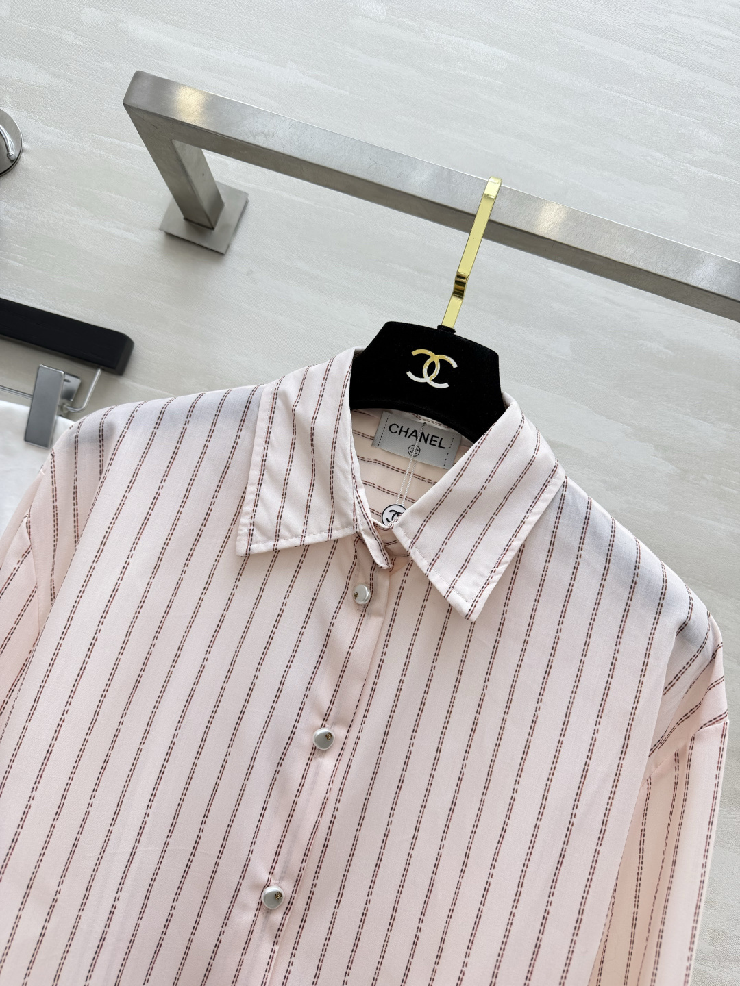 CC♡²⁶香香家💗粉调条纹衬衣 正面简约克制 后背藏着浪漫系带 温柔恰到好处 自带柔光滤镜 size：S/M/L（S码肩