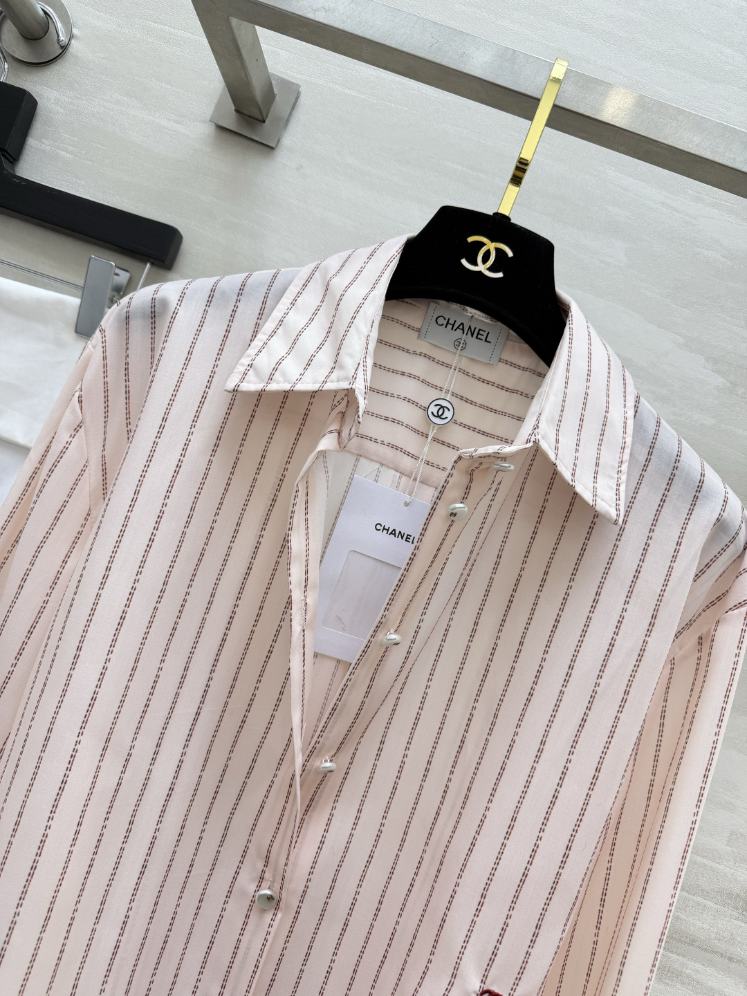 CC♡²⁶香香家💗粉调条纹衬衣 正面简约克制 后背藏着浪漫系带 温柔恰到好处 自带柔光滤镜 size：S/M/L（S码肩