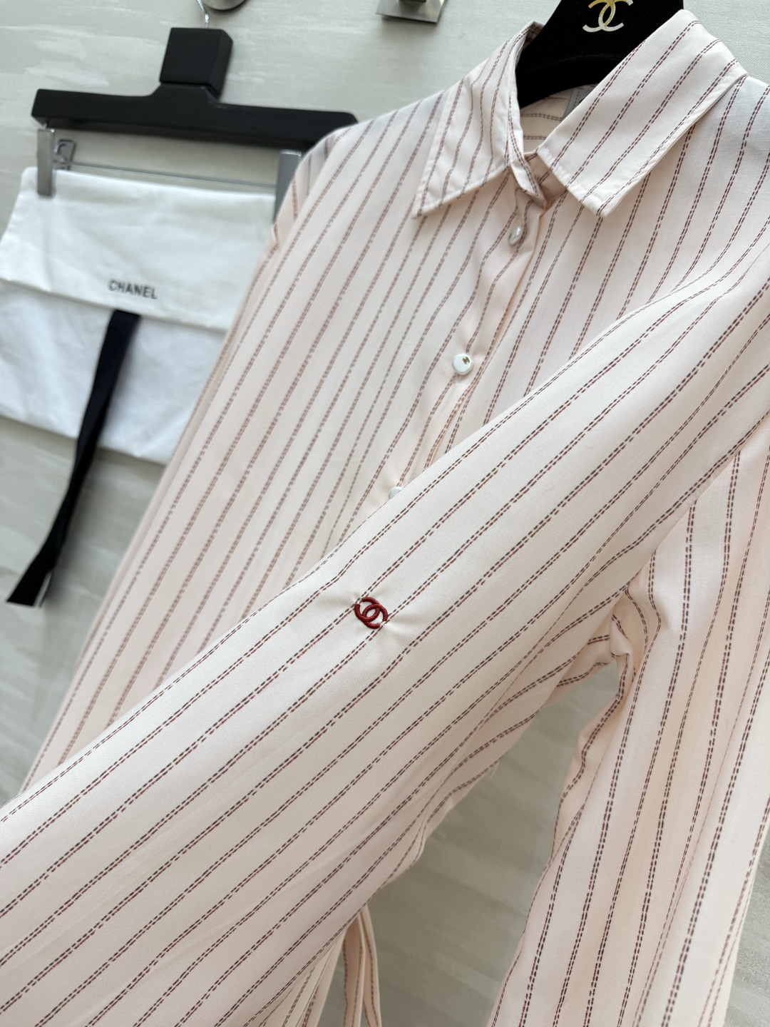 CC♡²⁶香香家💗粉调条纹衬衣 正面简约克制 后背藏着浪漫系带 温柔恰到好处 自带柔光滤镜 size：S/M/L（S码肩