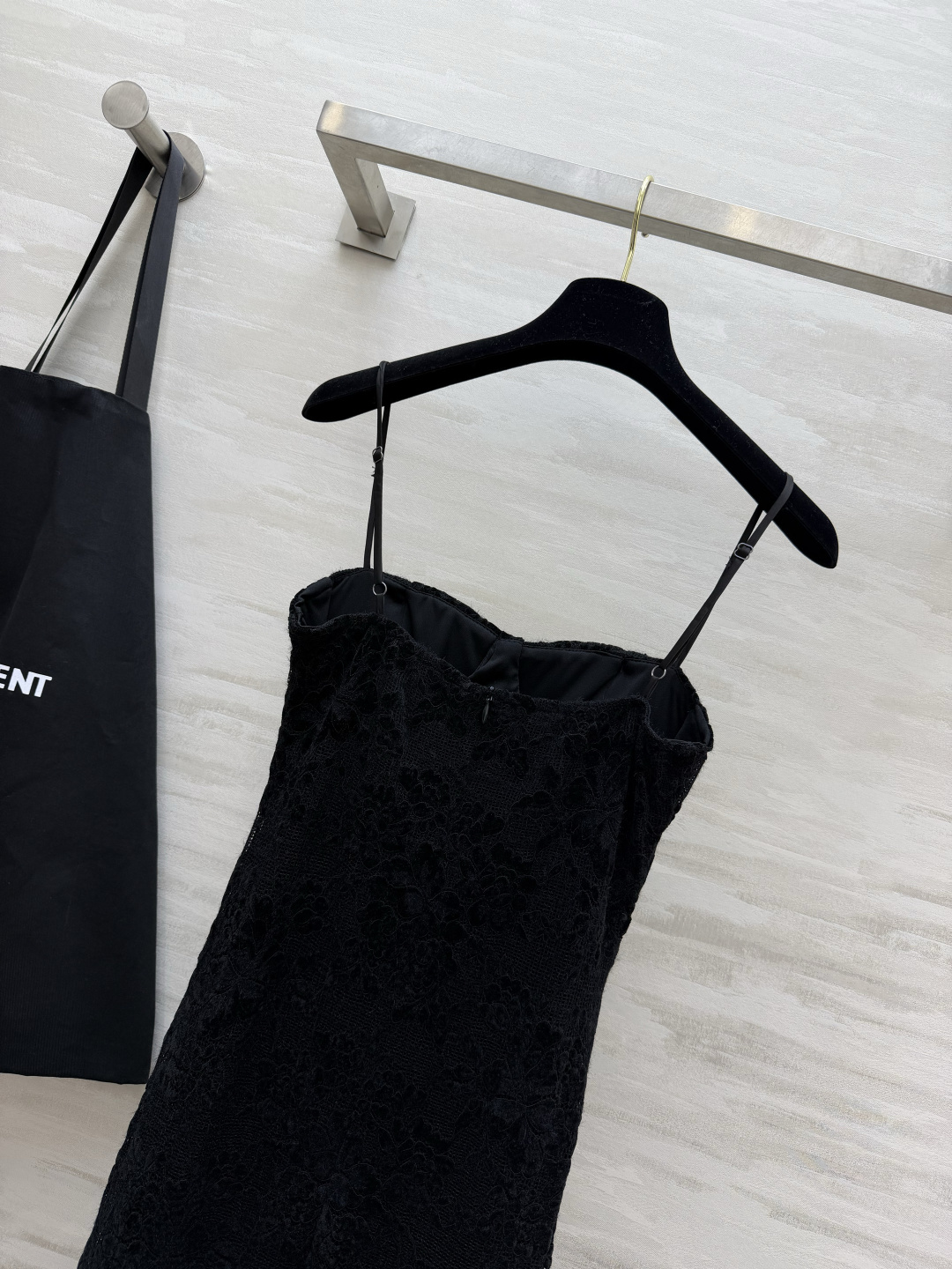 ysl♡²⁵自带氛围感的蕾丝吊带鱼尾裙｜两色入 精致植绒蕾丝花纹 肌理感一眼心动 抹胸杯型贴合胸型 细肩带可调节 收腰剪