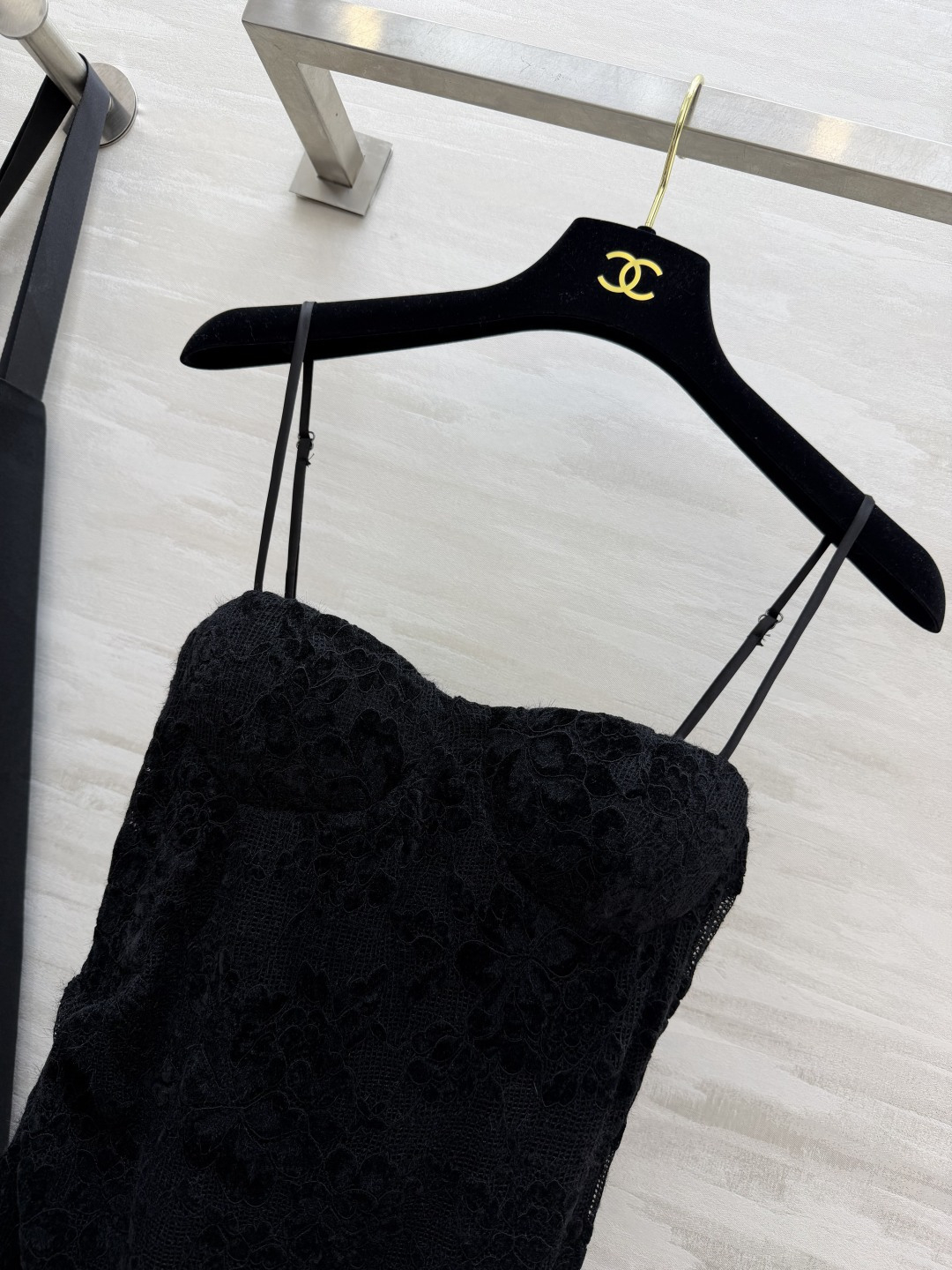 ysl♡²⁵自带氛围感的蕾丝吊带鱼尾裙｜两色入 精致植绒蕾丝花纹 肌理感一眼心动 抹胸杯型贴合胸型 细肩带可调节 收腰剪