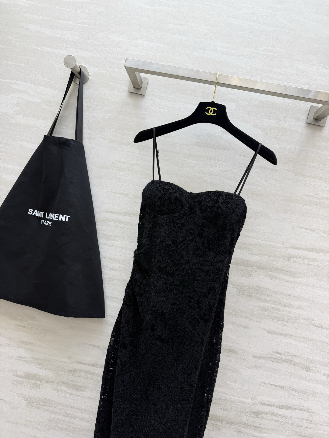ysl♡²⁵自带氛围感的蕾丝吊带鱼尾裙｜两色入 精致植绒蕾丝花纹 肌理感一眼心动 抹胸杯型贴合胸型 细肩带可调节 收腰剪