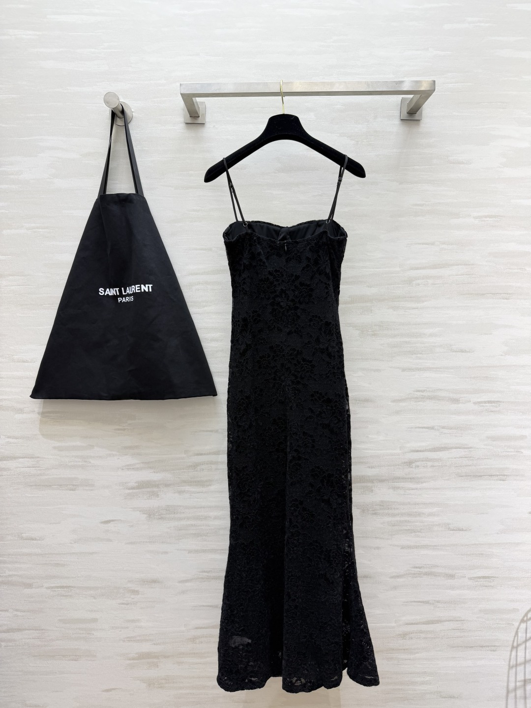 ysl♡²⁵自带氛围感的蕾丝吊带鱼尾裙｜两色入 精致植绒蕾丝花纹 肌理感一眼心动 抹胸杯型贴合胸型 细肩带可调节 收腰剪