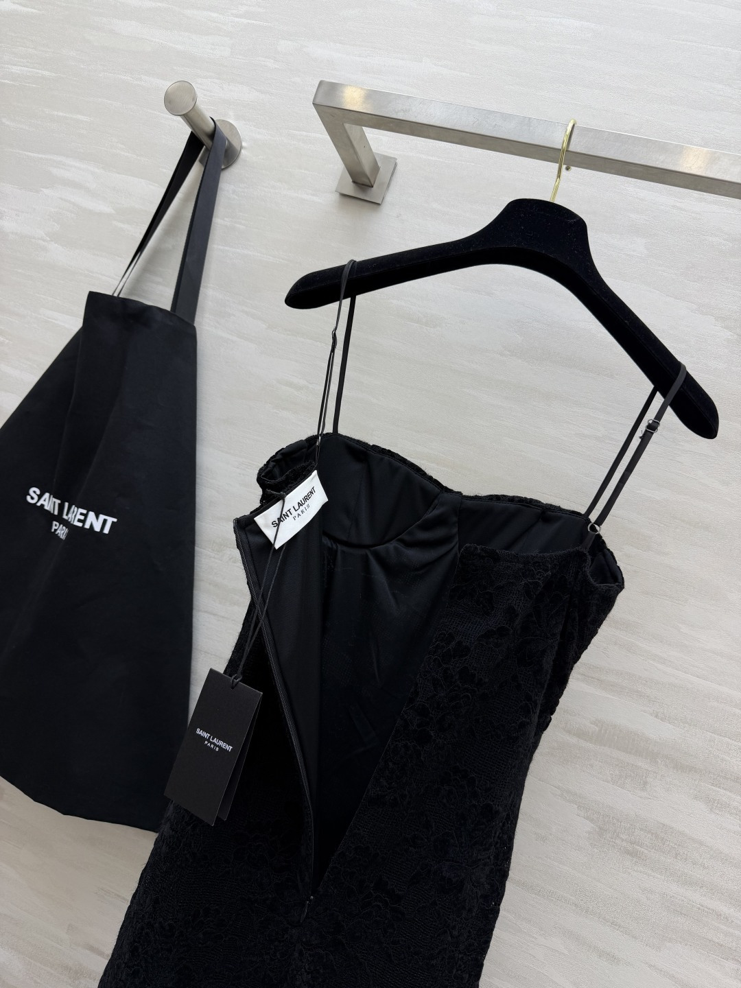 ysl♡²⁵自带氛围感的蕾丝吊带鱼尾裙｜两色入 精致植绒蕾丝花纹 肌理感一眼心动 抹胸杯型贴合胸型 细肩带可调节 收腰剪