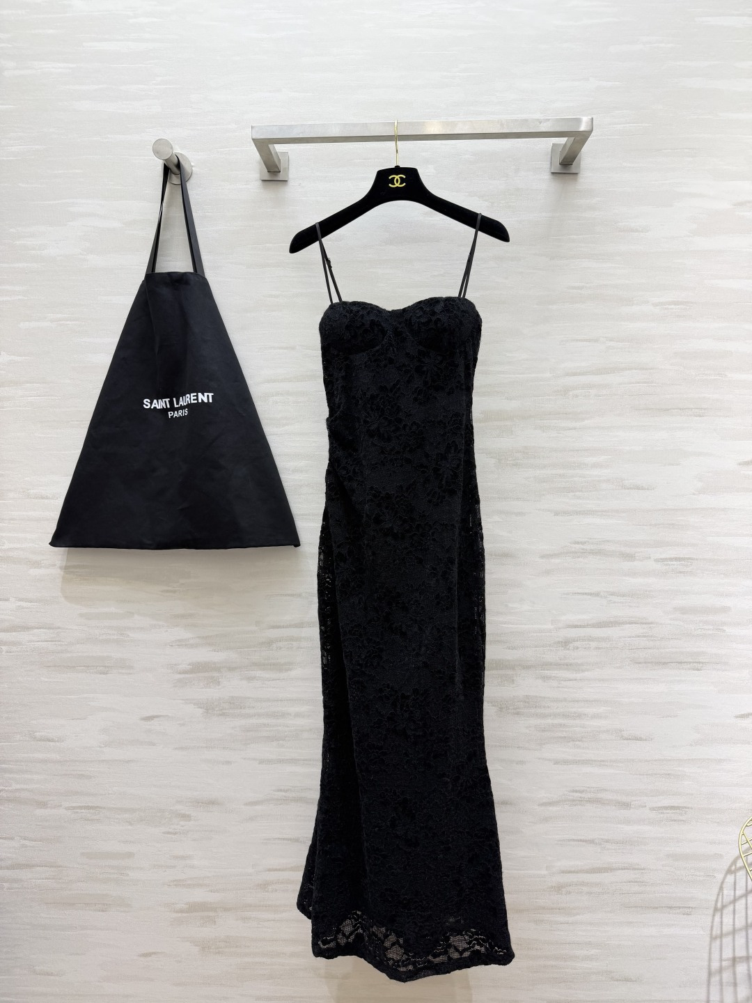 ysl♡²⁵自带氛围感的蕾丝吊带鱼尾裙｜两色入 精致植绒蕾丝花纹 肌理感一眼心动 抹胸杯型贴合胸型 细肩带可调节 收腰剪