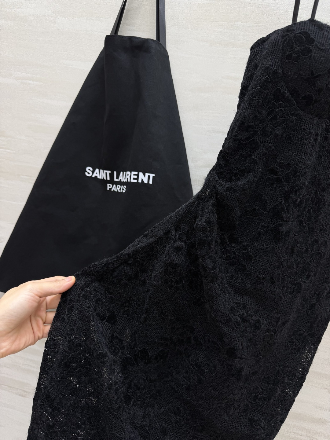 ysl♡²⁵自带氛围感的蕾丝吊带鱼尾裙｜两色入 精致植绒蕾丝花纹 肌理感一眼心动 抹胸杯型贴合胸型 细肩带可调节 收腰剪