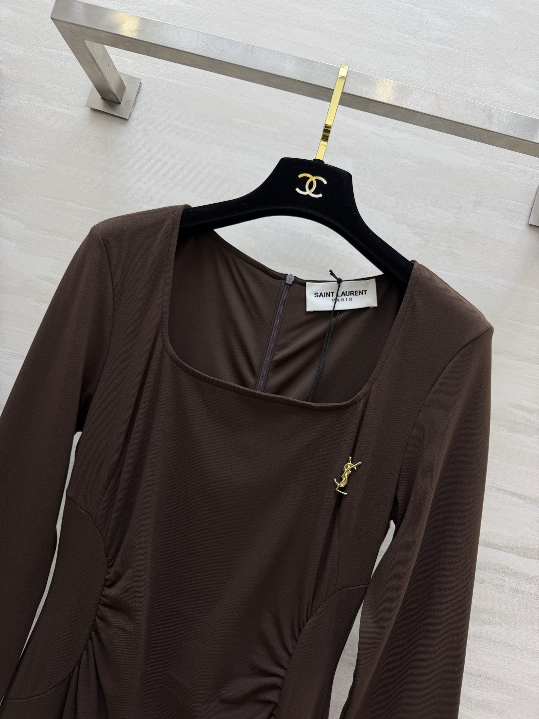 ysl♡²⁶方领长袖连衣裙 经典大方领 柔和修饰肩颈线条 悄悄拉长脖颈比例 腰侧抽褶剪裁是点睛之笔 自然收束 藏住腰腹小