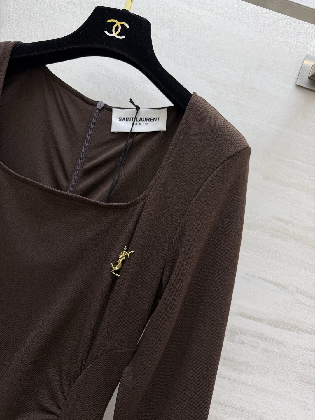 ysl♡²⁶方领长袖连衣裙 经典大方领 柔和修饰肩颈线条 悄悄拉长脖颈比例 腰侧抽褶剪裁是点睛之笔 自然收束 藏住腰腹小