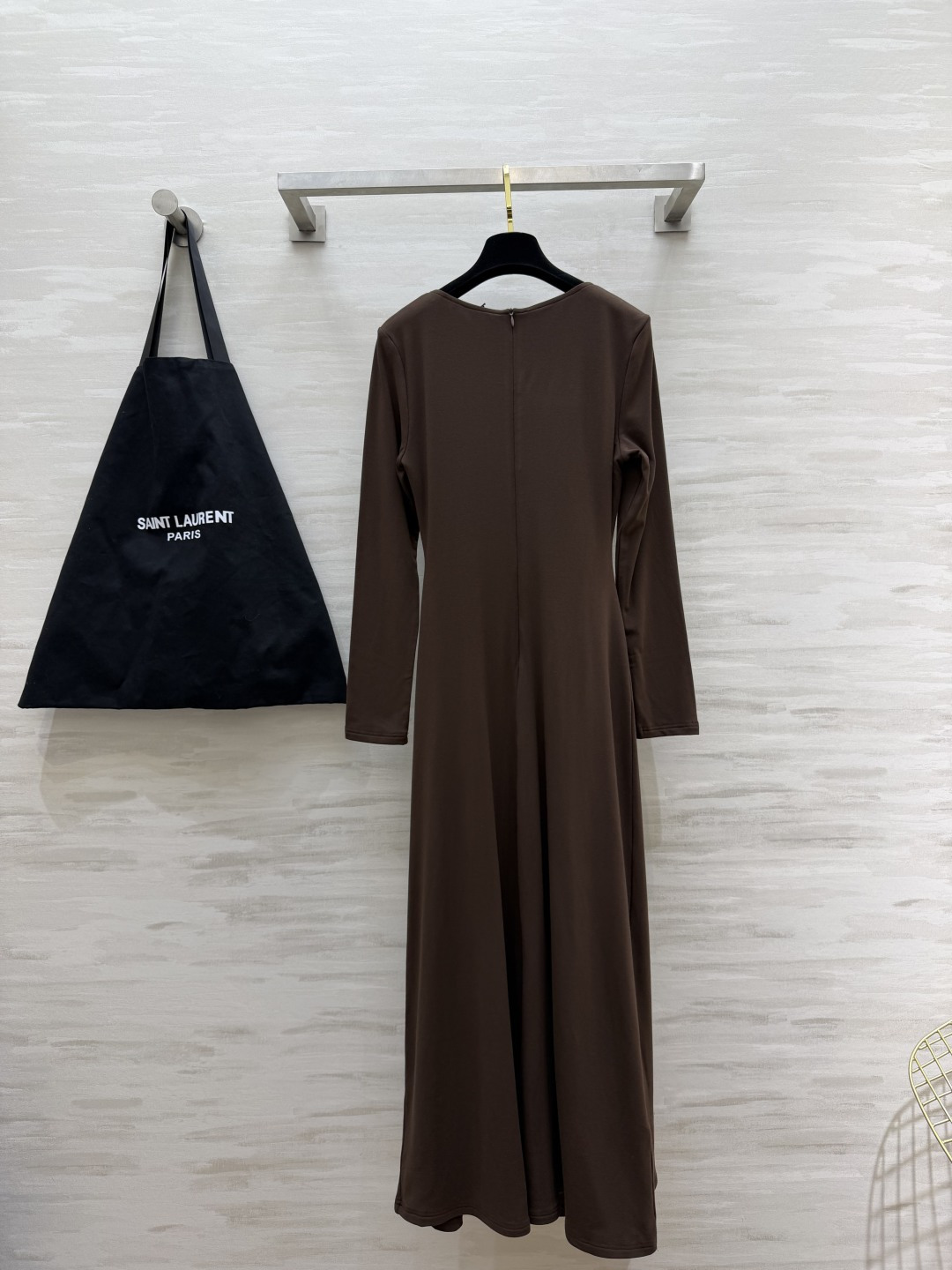 ysl♡²⁶方领长袖连衣裙 经典大方领 柔和修饰肩颈线条 悄悄拉长脖颈比例 腰侧抽褶剪裁是点睛之笔 自然收束 藏住腰腹小