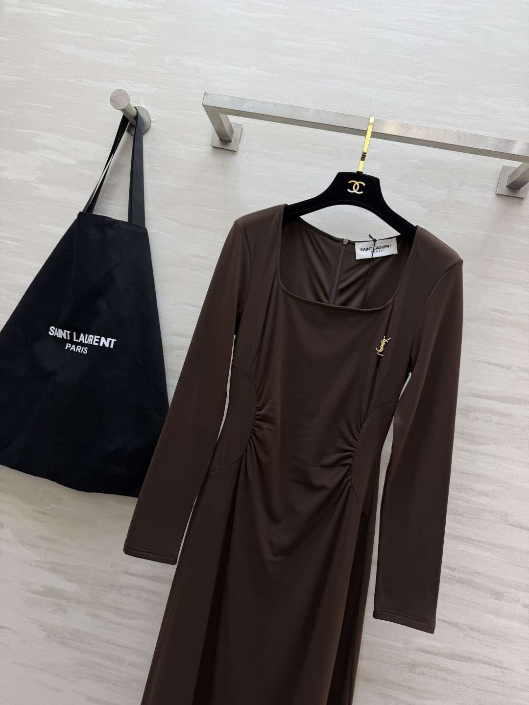 ysl♡²⁶方领长袖连衣裙 经典大方领 柔和修饰肩颈线条 悄悄拉长脖颈比例 腰侧抽褶剪裁是点睛之笔 自然收束 藏住腰腹小
