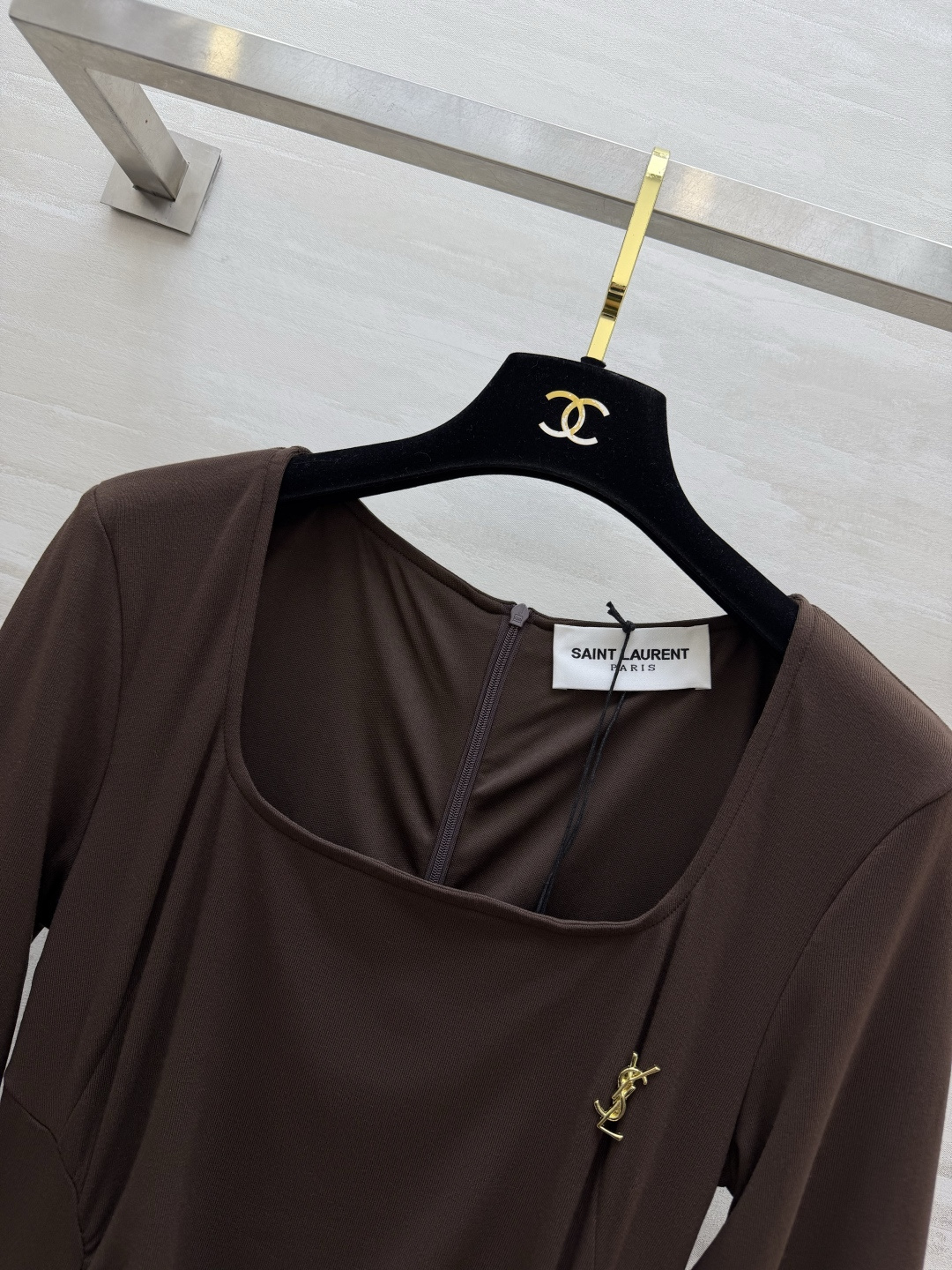 ysl♡²⁶方领长袖连衣裙 经典大方领 柔和修饰肩颈线条 悄悄拉长脖颈比例 腰侧抽褶剪裁是点睛之笔 自然收束 藏住腰腹小