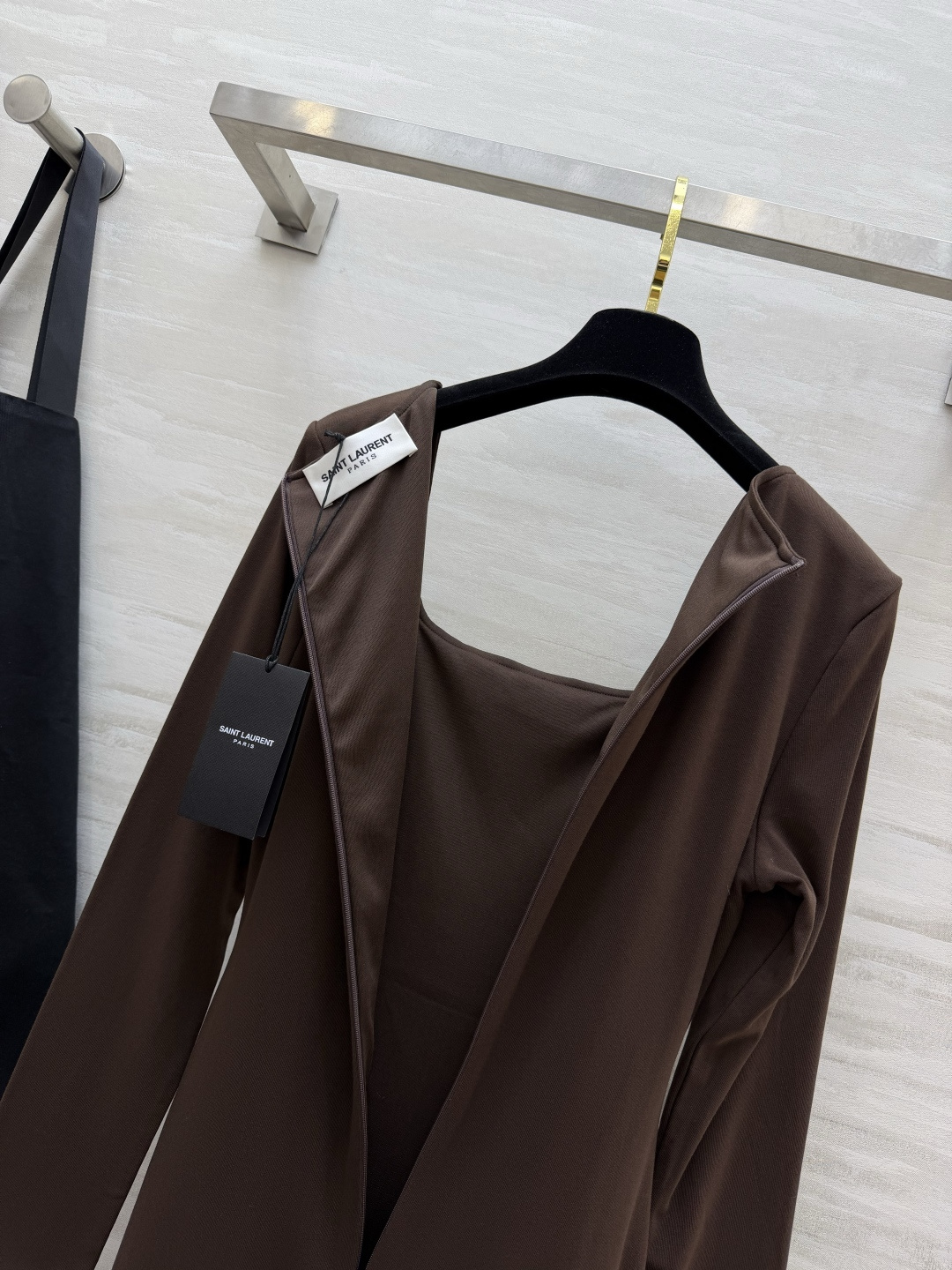 ysl♡²⁶方领长袖连衣裙 经典大方领 柔和修饰肩颈线条 悄悄拉长脖颈比例 腰侧抽褶剪裁是点睛之笔 自然收束 藏住腰腹小