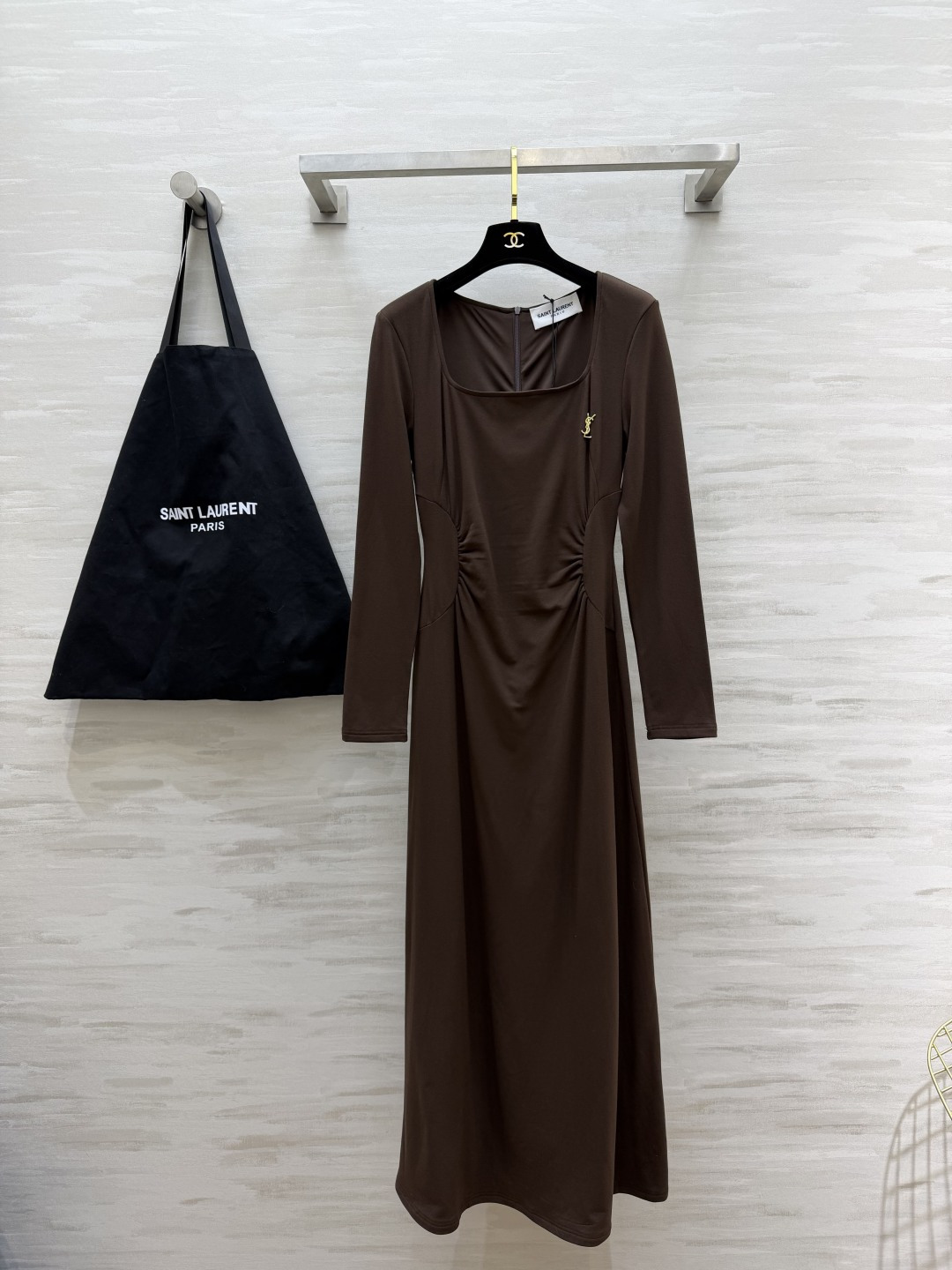 ysl♡²⁶方领长袖连衣裙 经典大方领 柔和修饰肩颈线条 悄悄拉长脖颈比例 腰侧抽褶剪裁是点睛之笔 自然收束 藏住腰腹小