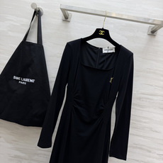 ysl♡²⁶方领长袖连衣裙 经典大方领 柔和修饰肩颈线条 悄悄拉长脖颈比例 腰侧抽褶剪裁是点睛之笔 自然收束 藏住腰腹小 ysl♡²⁶方领长袖连衣裙 经典大方领 柔和修饰肩颈线条 悄悄拉长脖颈比例 腰侧抽褶剪裁是点睛之笔 自然收束 藏住腰腹小