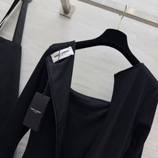 ysl♡²⁶方领长袖连衣裙 经典大方领 柔和修饰肩颈线条 悄悄拉长脖颈比例 腰侧抽褶剪裁是点睛之笔 自然收束 藏住腰腹小 ysl♡²⁶方领长袖连衣裙 经典大方领 柔和修饰肩颈线条 悄悄拉长脖颈比例 腰侧抽褶剪裁是点睛之笔 自然收束 藏住腰腹小