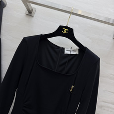 ysl♡²⁶方领长袖连衣裙 经典大方领 柔和修饰肩颈线条 悄悄拉长脖颈比例 腰侧抽褶剪裁是点睛之笔 自然收束 藏住腰腹小 ysl♡²⁶方领长袖连衣裙 经典大方领 柔和修饰肩颈线条 悄悄拉长脖颈比例 腰侧抽褶剪裁是点睛之笔 自然收束 藏住腰腹小